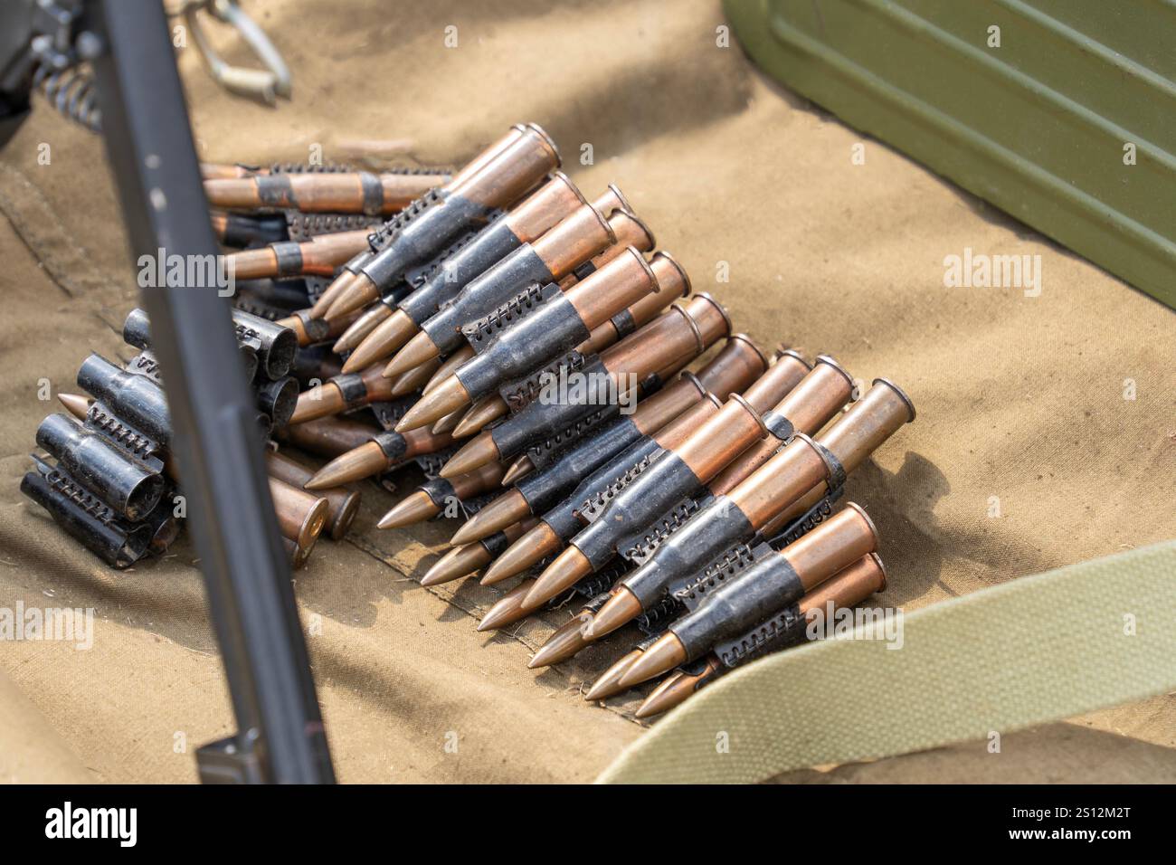 Munition de mitrailleuse dans une ceinture Banque D'Images