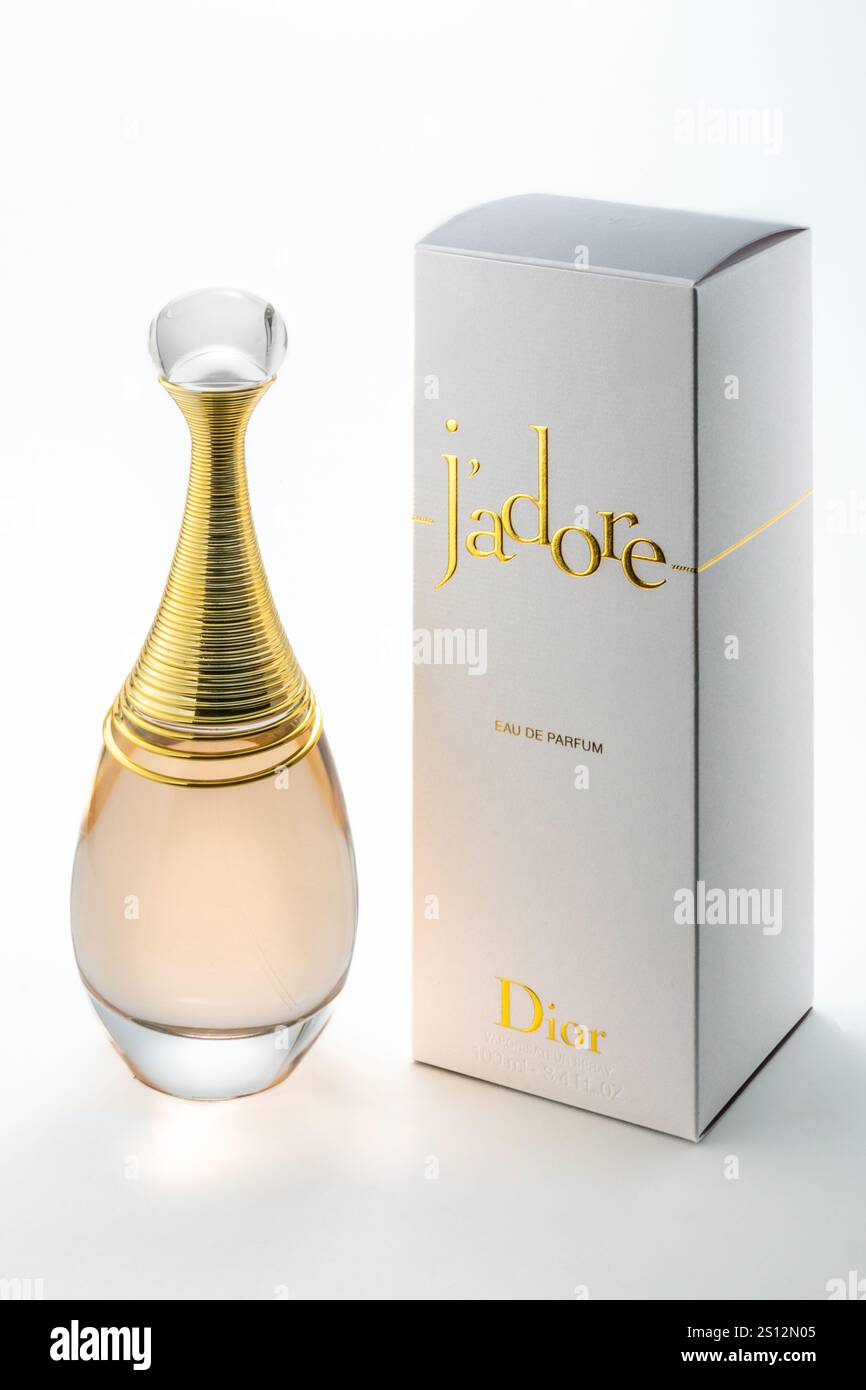 Italie - 30 décembre 2024 : parfum J'adore Dior sur fond blanc, ampoule d'eau de parfum de 100 ml avec emballage avec logos dorés et lettrage Banque D'Images