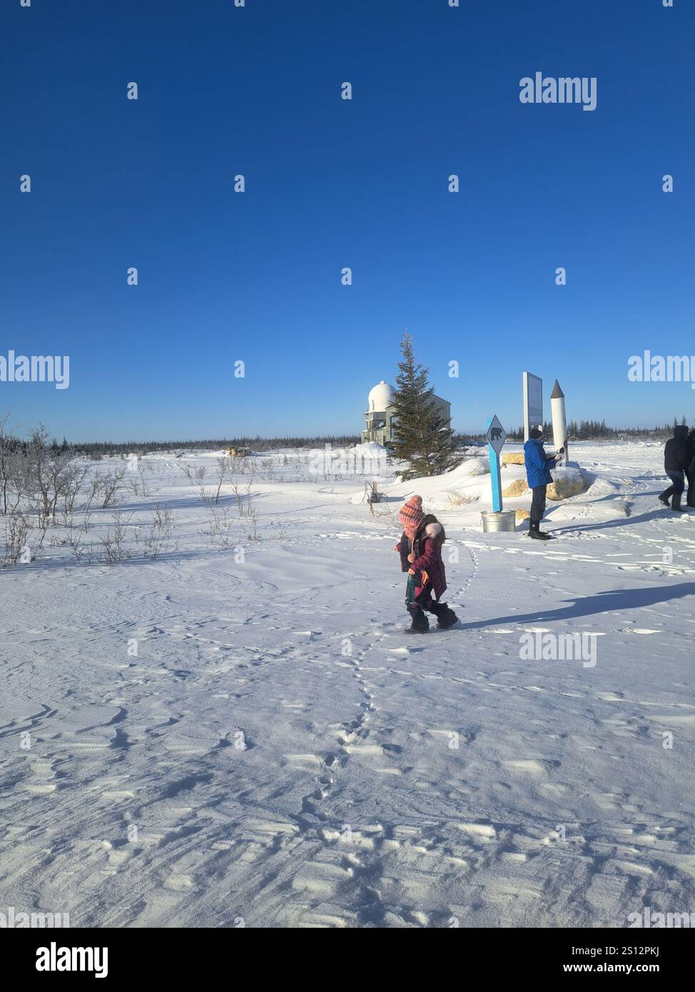 Par la fusée et le panneau au Centre d'études nordiques de Churchill à Churchill, Manitoba, Canada Banque D'Images