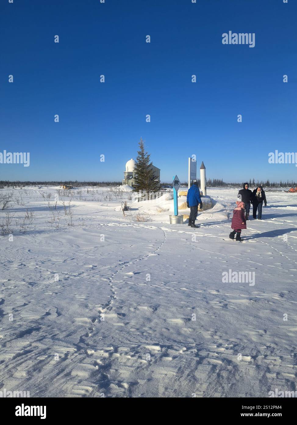 Par la fusée et le panneau au Centre d'études nordiques de Churchill à Churchill, Manitoba, Canada Banque D'Images
