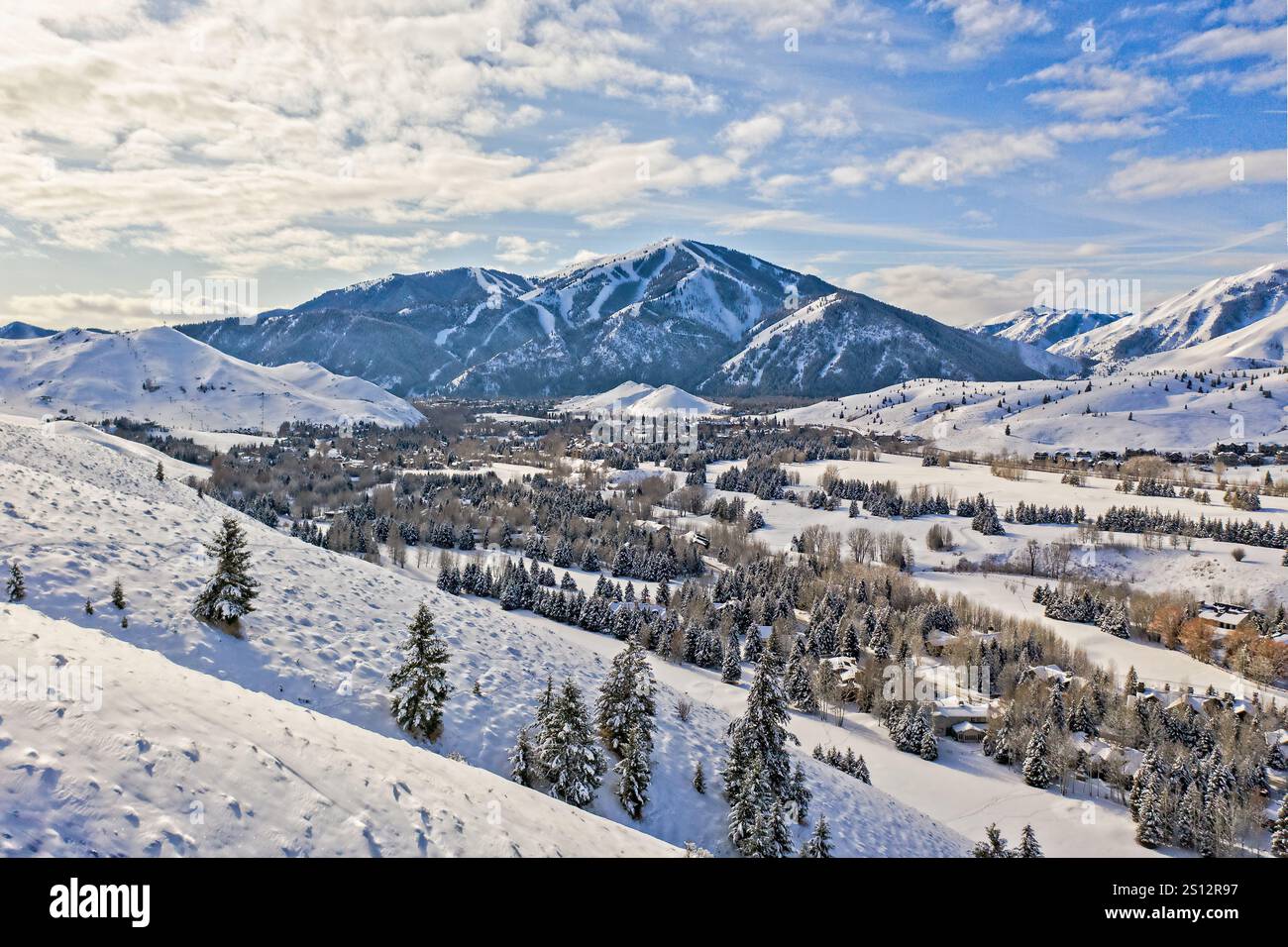Paysage hivernal pittoresque avec montagnes enneigées et ciel bleu par temps ensoleillé, Sun Valley, Idaho Banque D'Images
