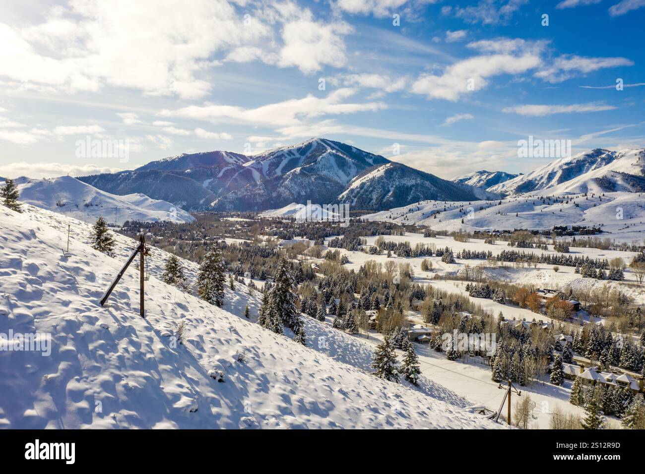 Paysage hivernal pittoresque avec montagnes enneigées et ciel bleu par temps ensoleillé, Sun Valley, Idaho Banque D'Images