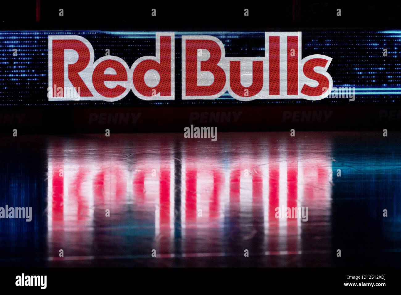 Schriftzug Red Bulls an LED - bande mit Spiegelung im Eis. GER, EHC Red Bull Muenchen v. Grizzlys Wolfsburg, Eishockey, DEL, 32. Spieltag, saison 2024/2025, 30.12.2024. Foto : Eibner-Pressefoto/Franz Feiner Banque D'Images