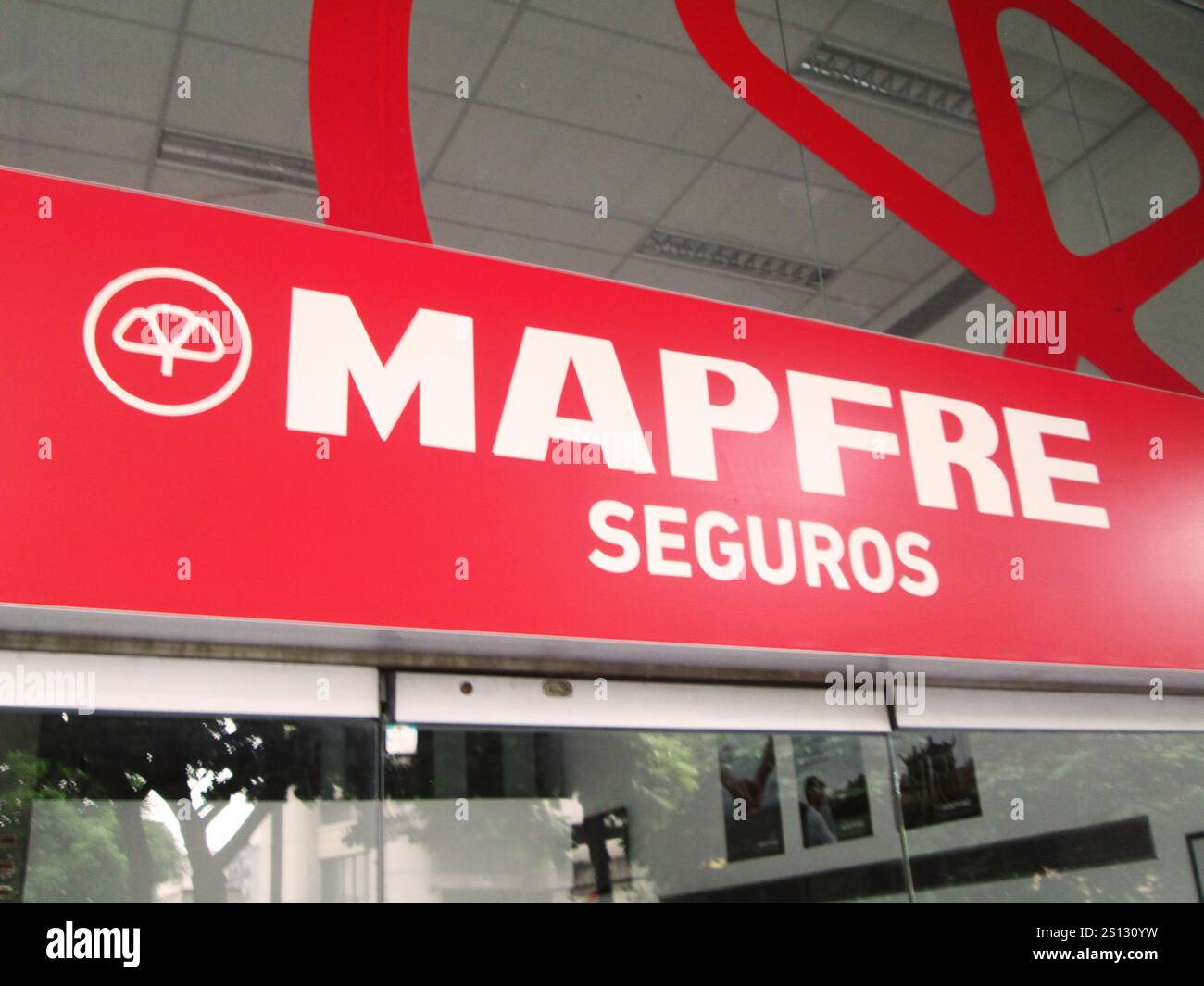 Compagnie d'assurance appelée MAPFRE (assurance mutuelle du Groupe immobilier rural d'Espagne). EDITORIAL ILLUSTRATIF,EDITORIAL,CARACAS,VENEZUELA. OCTOBRE 0 Banque D'Images