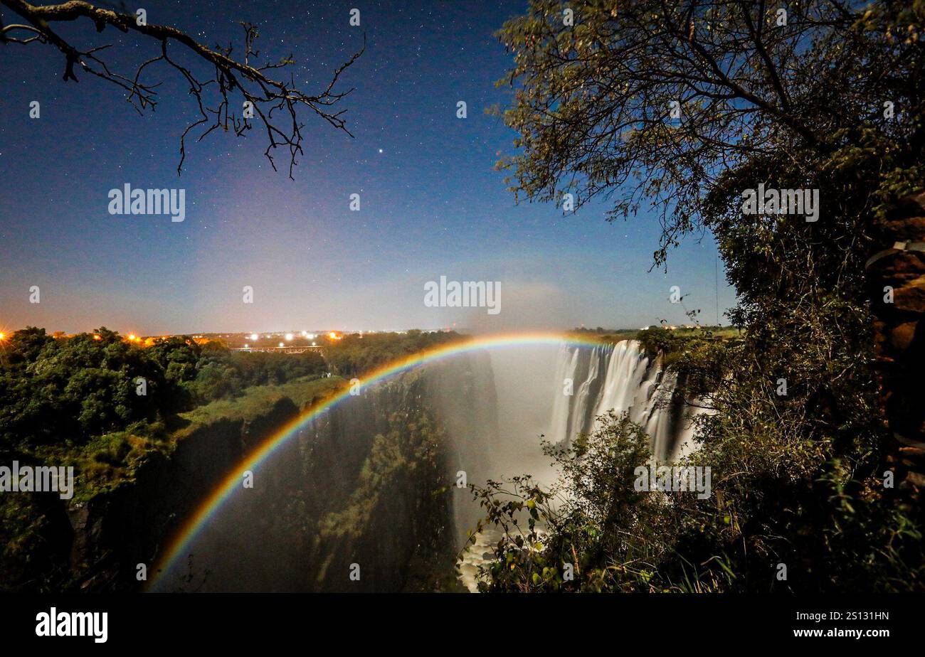 Un arc-en-ciel lunaire apparaît au-dessus des chutes Victoria, l'une des sept merveilles naturelles du monde, visitée par les participants au Sommet des forces terrestres africaines, le 25 avril 2024, Livingstone, Zambie. Parrainé par le chef d'état-major de l'armée américaine et co-organisé par la Force opérationnelle sud-européenne de l'armée américaine, Afrique (SETAF-AF) et l'armée zambienne, ALFS 2024 rassemble des hauts dirigeants de toute l'Afrique et d'autres pays partenaires, le 22-26 avril à Livingstone, Zambie, pour consolider les relations, échanger des informations sur des sujets d'intérêt commun et encourager la coopération pour relever les défis. Banque D'Images