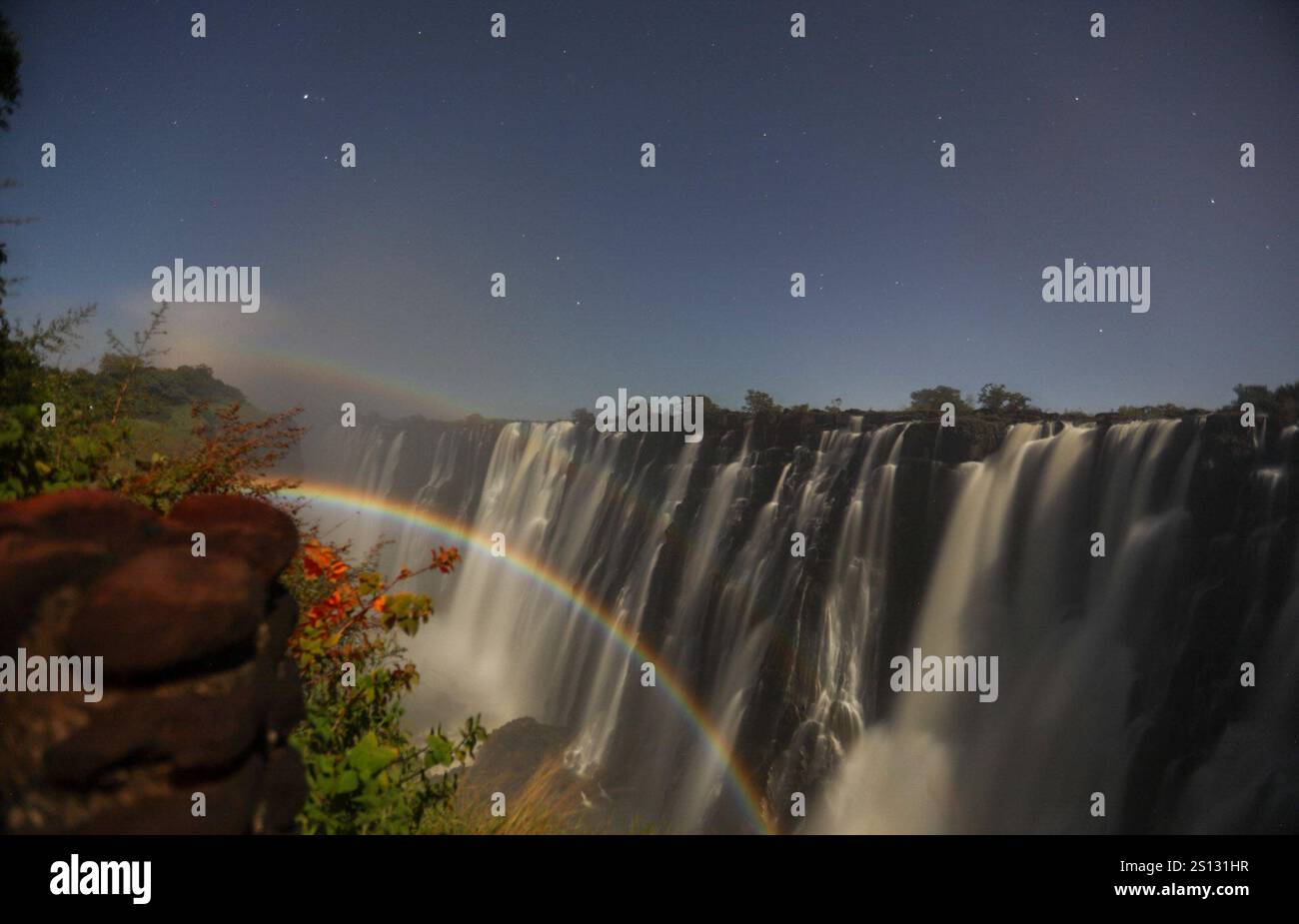 Un arc-en-ciel lunaire apparaît au-dessus des chutes Victoria, l'une des sept merveilles naturelles du monde, visitée par les participants au Sommet des forces terrestres africaines, le 25 avril 2024, Livingstone, Zambie. Parrainé par le chef d'état-major de l'armée américaine et co-organisé par la Force opérationnelle sud-européenne de l'armée américaine, Afrique (SETAF-AF) et l'armée zambienne, ALFS 2024 rassemble des hauts dirigeants de toute l'Afrique et d'autres pays partenaires, le 22-26 avril à Livingstone, Zambie, pour consolider les relations, échanger des informations sur des sujets d'intérêt commun et encourager la coopération pour relever les défis. Banque D'Images