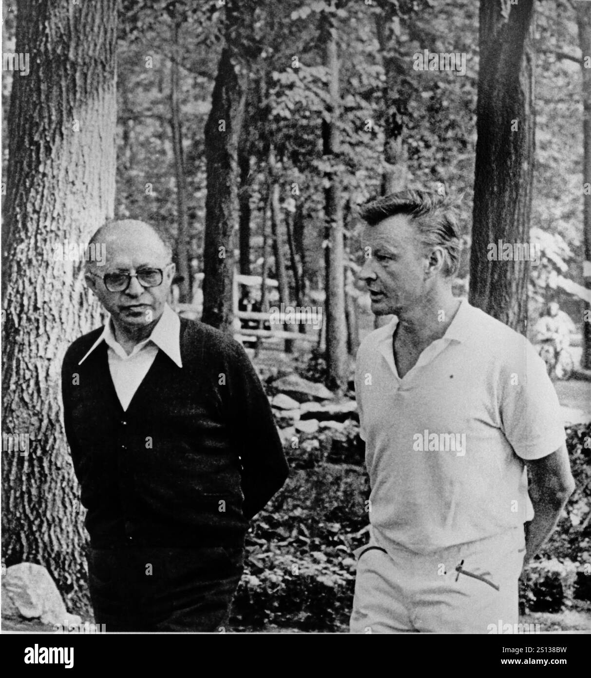 Le premier ministre Menachem Begin, à gauche, et le conseiller à la sécurité nationale Zbigniew Brzezinski, à droite, parlent alors qu’ils marchent sur un chemin à Camp David, la retraite présidentielle près de Thurmont, Maryland, avant leur réunion du mardi 12 septembre 1978..crédit : Maison Blanche via CNP / MediaPunch Banque D'Images