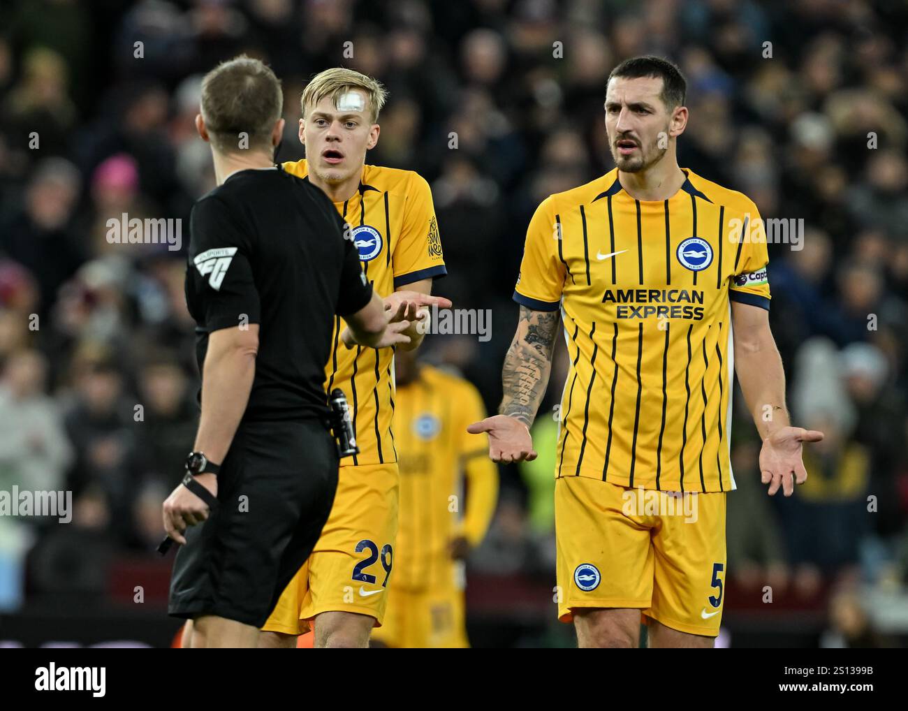 Birmingham, Royaume-Uni. 30 décembre 2024. Jan Paul van Hecke de Brighton & Hove Albion et Lewis Dunk de Brighton & Hove Albion discutent avec l’arbitre Craig Pawson lors du match de premier League à Villa Park, Birmingham. Le crédit photo devrait se lire : Cody Froggatt/Sportimage crédit : Sportimage Ltd/Alamy Live News Banque D'Images