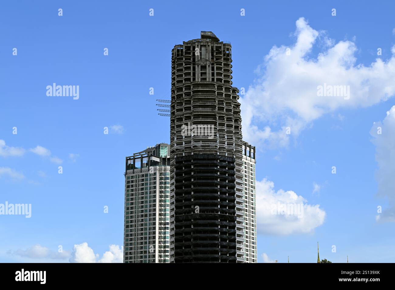 Un gratte-ciel près de la rivière Chao Phraya à Bangkok, Thaïlande. Banque D'Images