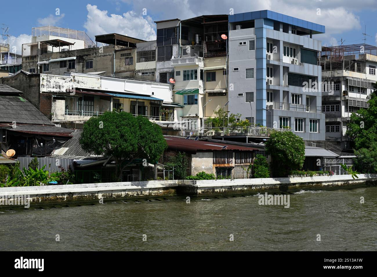 Appartements résidentiels sur la rivière Chao Phraya à Bangkok, Thaïlande. Banque D'Images