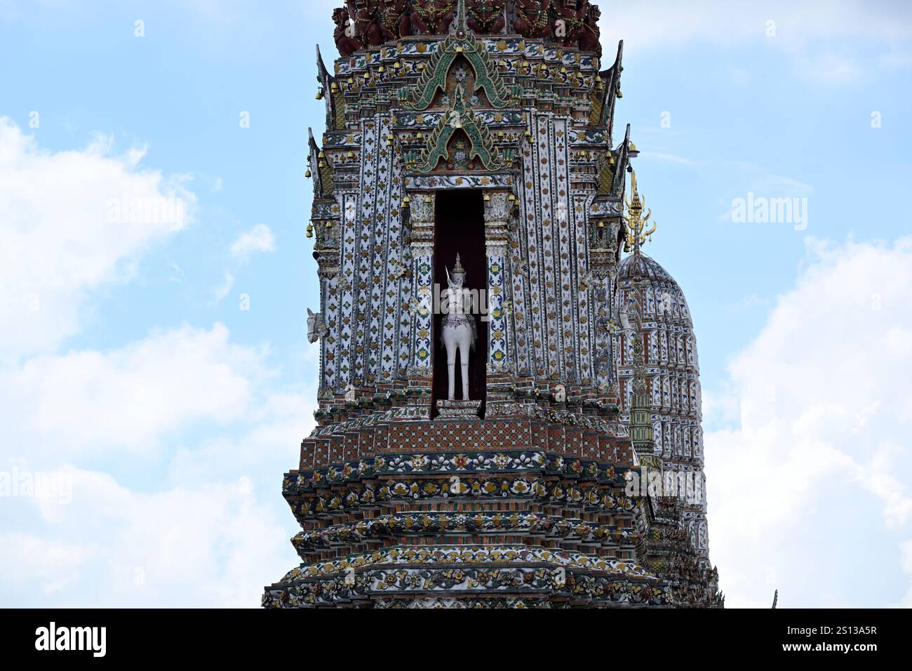 Le Prang central de Wat Arun (le Temple de l'aube). Bangkok, Thaïlande. Banque D'Images