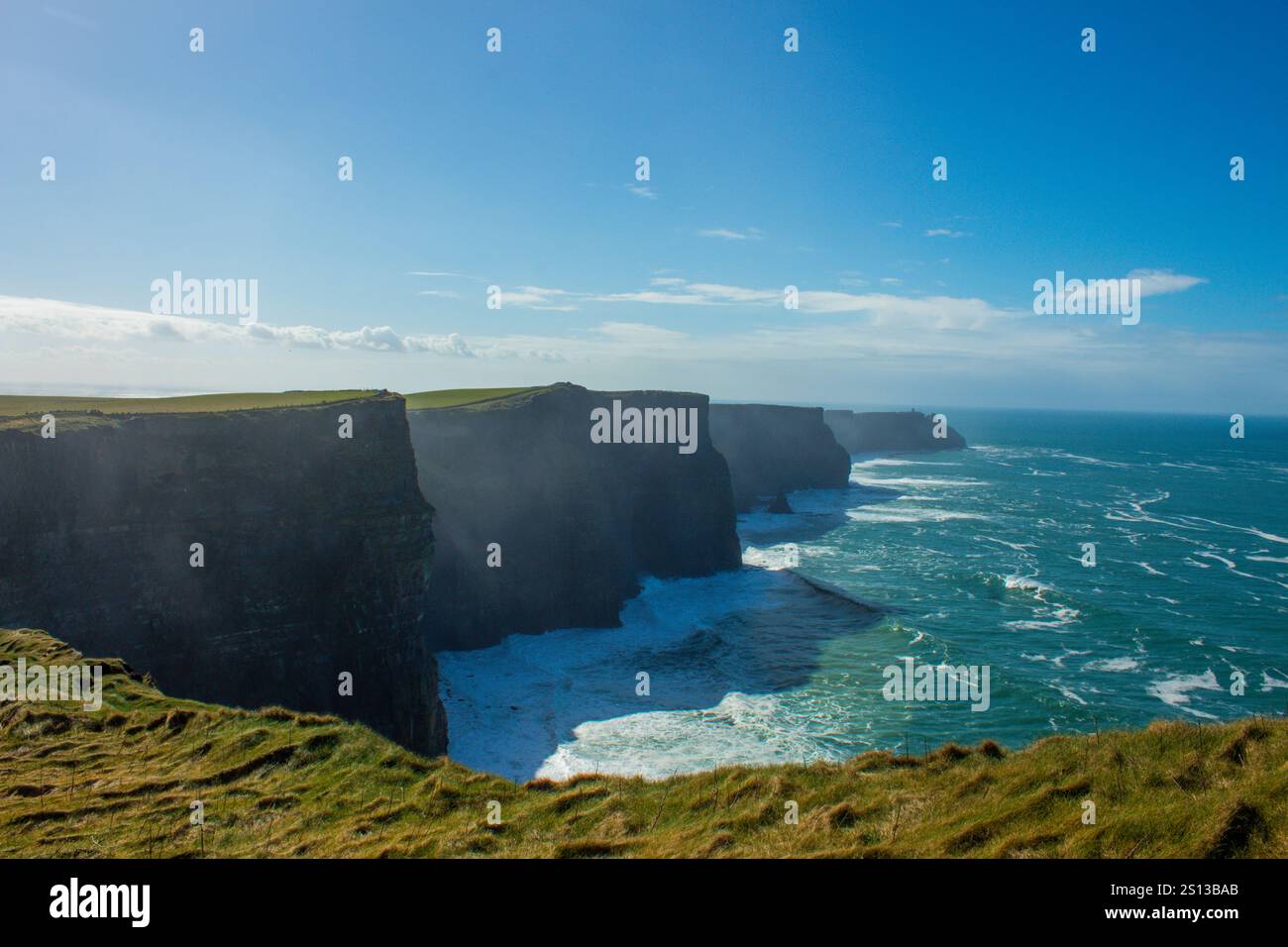 falaises de moher irlande journée ensoleillée regardant au-dessus de l'eau Banque D'Images