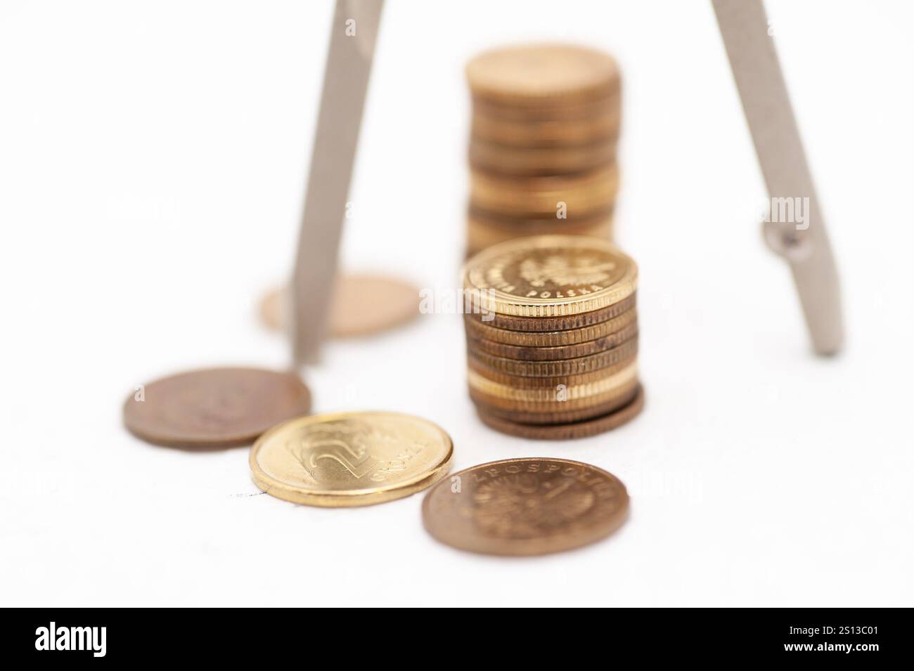 Une pile de pièces et une règle. Les pièces sont de différentes tailles et couleurs Banque D'Images