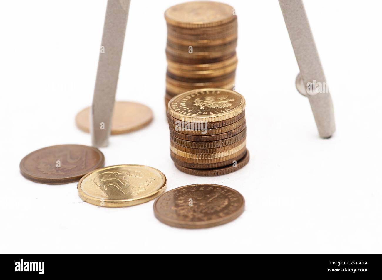 Une pile de pièces et une règle. Les pièces sont de différentes tailles et couleurs Banque D'Images