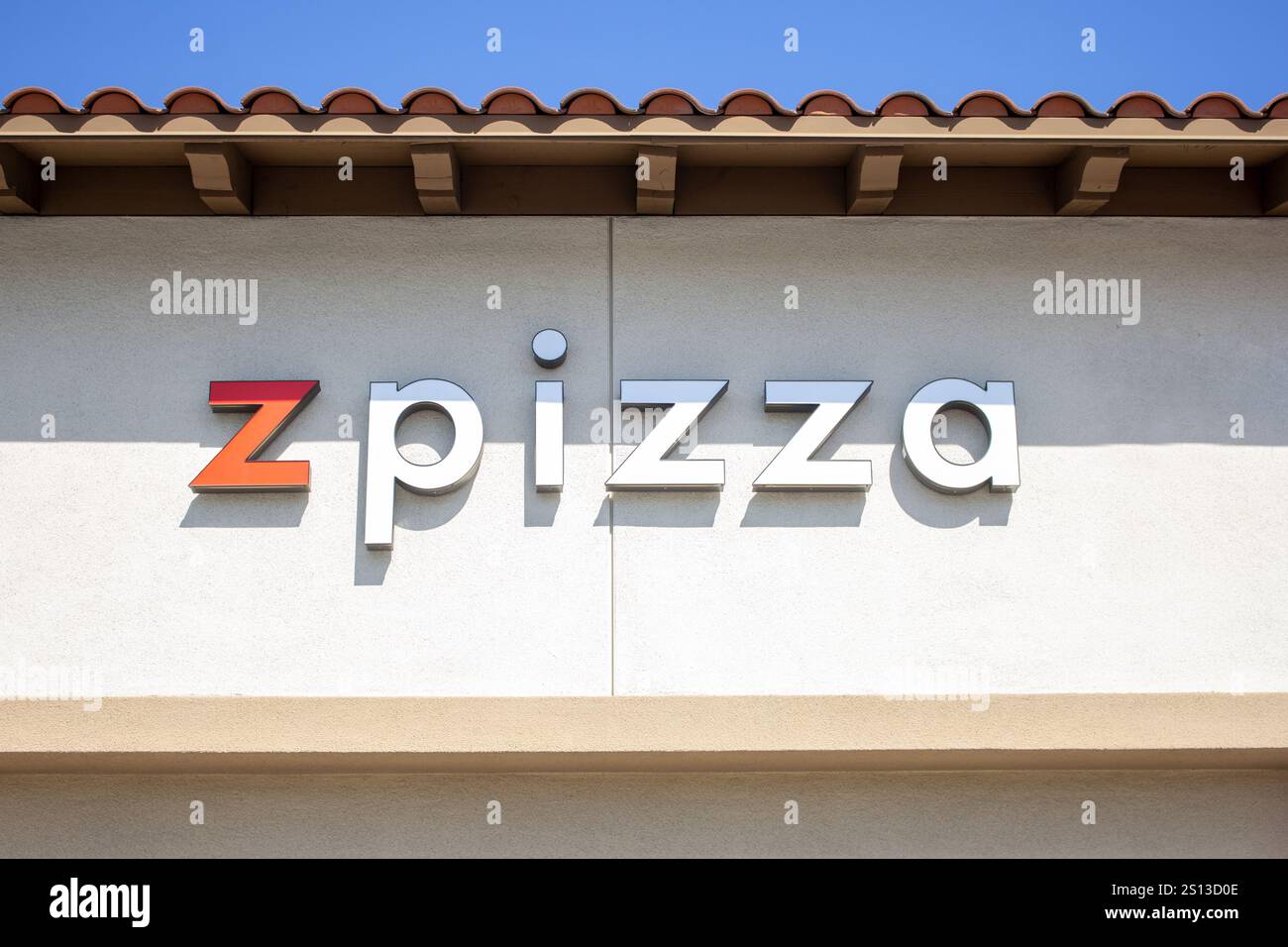 Brea, Californie, États-Unis - 04-17-2019 : une vue d'un panneau de façade de magasin pour la pizzeria connue sous le nom de Z Pizza. Banque D'Images