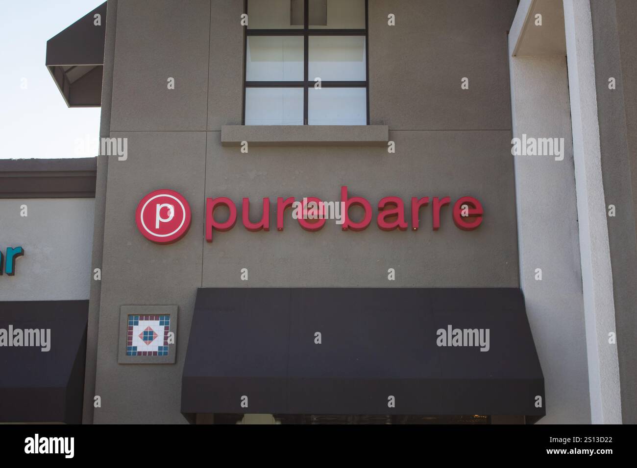 Brea, Californie, États-Unis - 04-17-2019 : une vue d'un panneau de façade de magasin pour la boutique stylisée salle de fitness connue sous le nom de Pure barre. Banque D'Images
