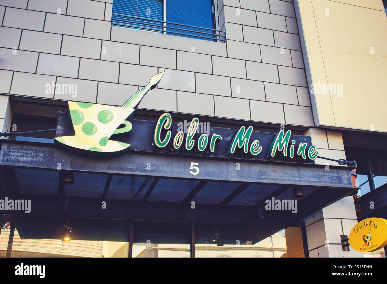 Brea, Californie, États-Unis - 04-17-2019 : une vue d'un panneau de façade de magasin pour la peinture de votre propre boutique de poterie connue sous le nom de Color me mine. Banque D'Images