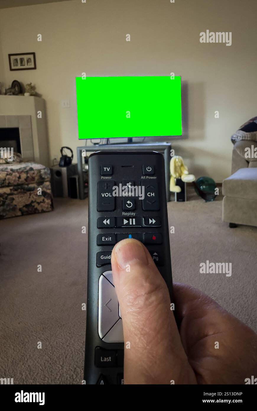 Télévision avec télécommande et téléviseur avec écran vert. Peut être utilisé avec une photo fixe ou une vidéo. - Image de stock capturée avec un smartphone