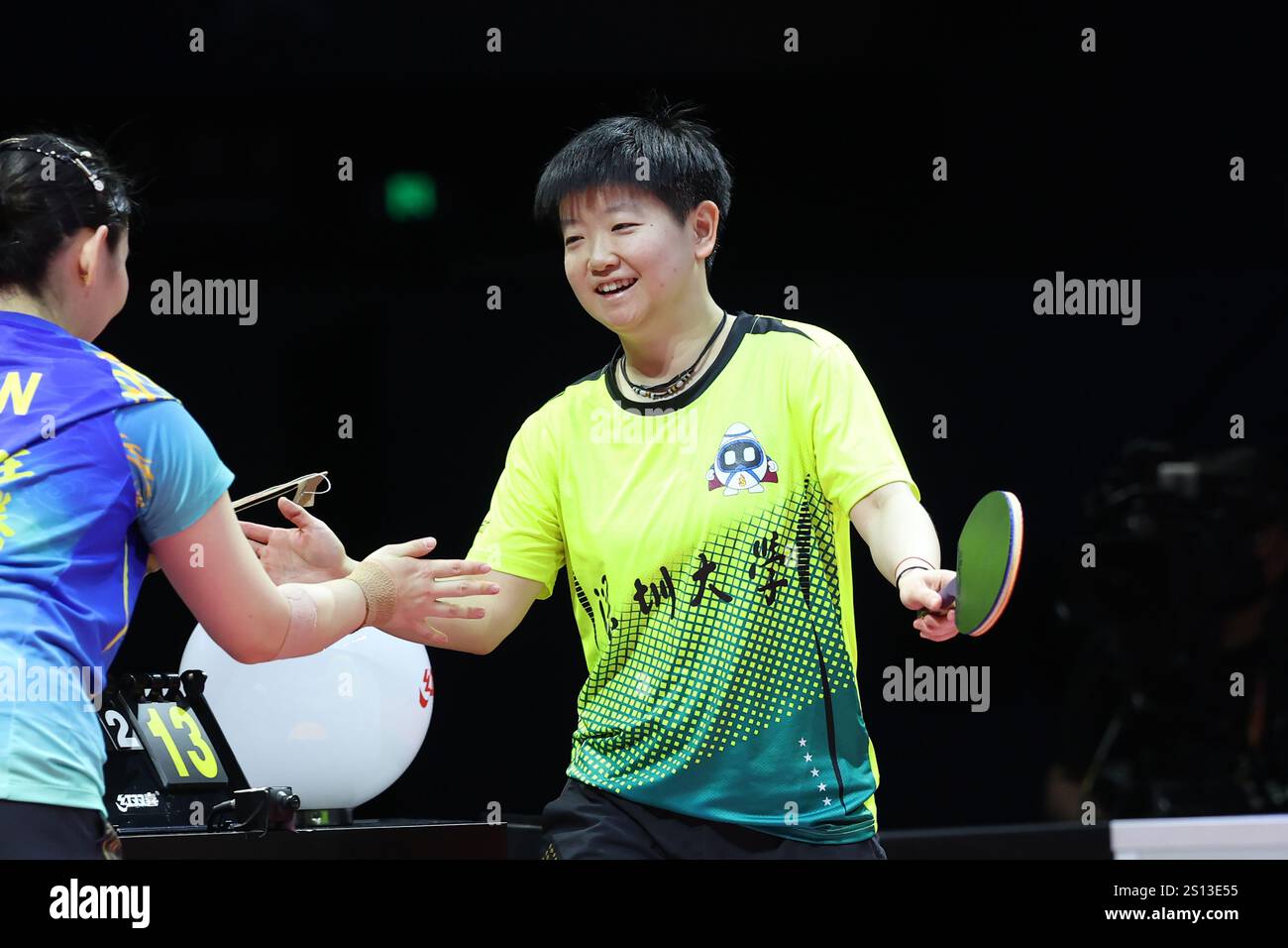 Shanghai, Chine.30th décembre 2024. Sun Yingsha de l'équipe de l'Université de Shenzhen serre la main de Liu Weishan de l'équipe Shanghai Longteng lors des demi-finales de l'équipe féminine le jour 1 de la finale de la Super League de tennis de table de Chine 2024 au stade de Shanghai le 30 décembre 2024 à Shanghai, en Chine. Crédit : Tang Yanjun/China News Service/Alamy Live News Banque D'Images