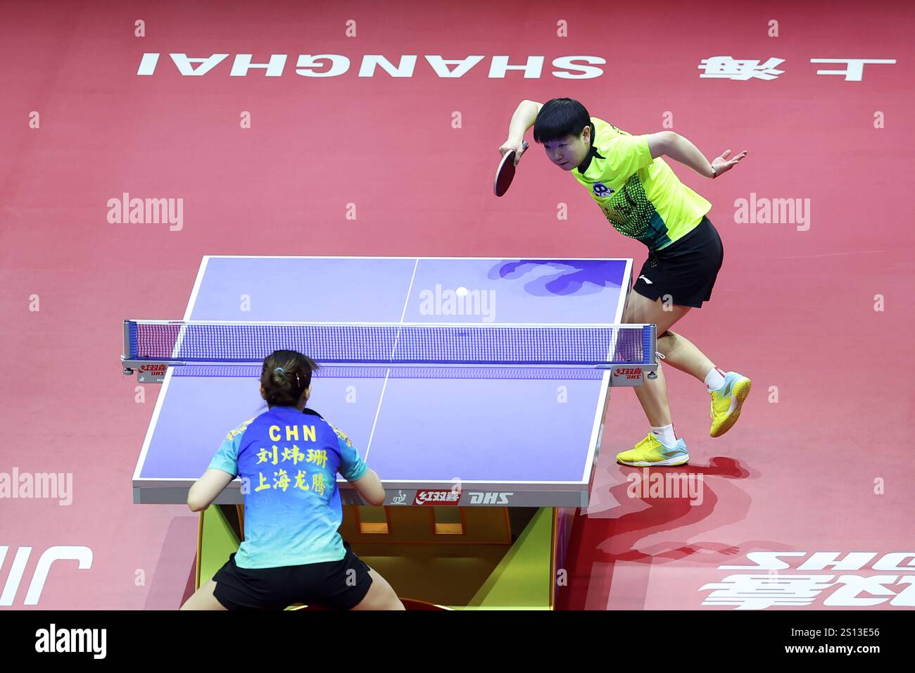 Shanghai, Chine.30th décembre 2024. Sun Yingsha de l'équipe de l'Université de Shenzhen participe aux demi-finales de l'équipe féminine contre Liu Weishan de l'équipe Shanghai Longteng le jour 1 des finales de la Super League de tennis de table de Chine 2024 au stade de Shanghai le 30 décembre 2024 à Shanghai, en Chine. Crédit : Tang Yanjun/China News Service/Alamy Live News Banque D'Images