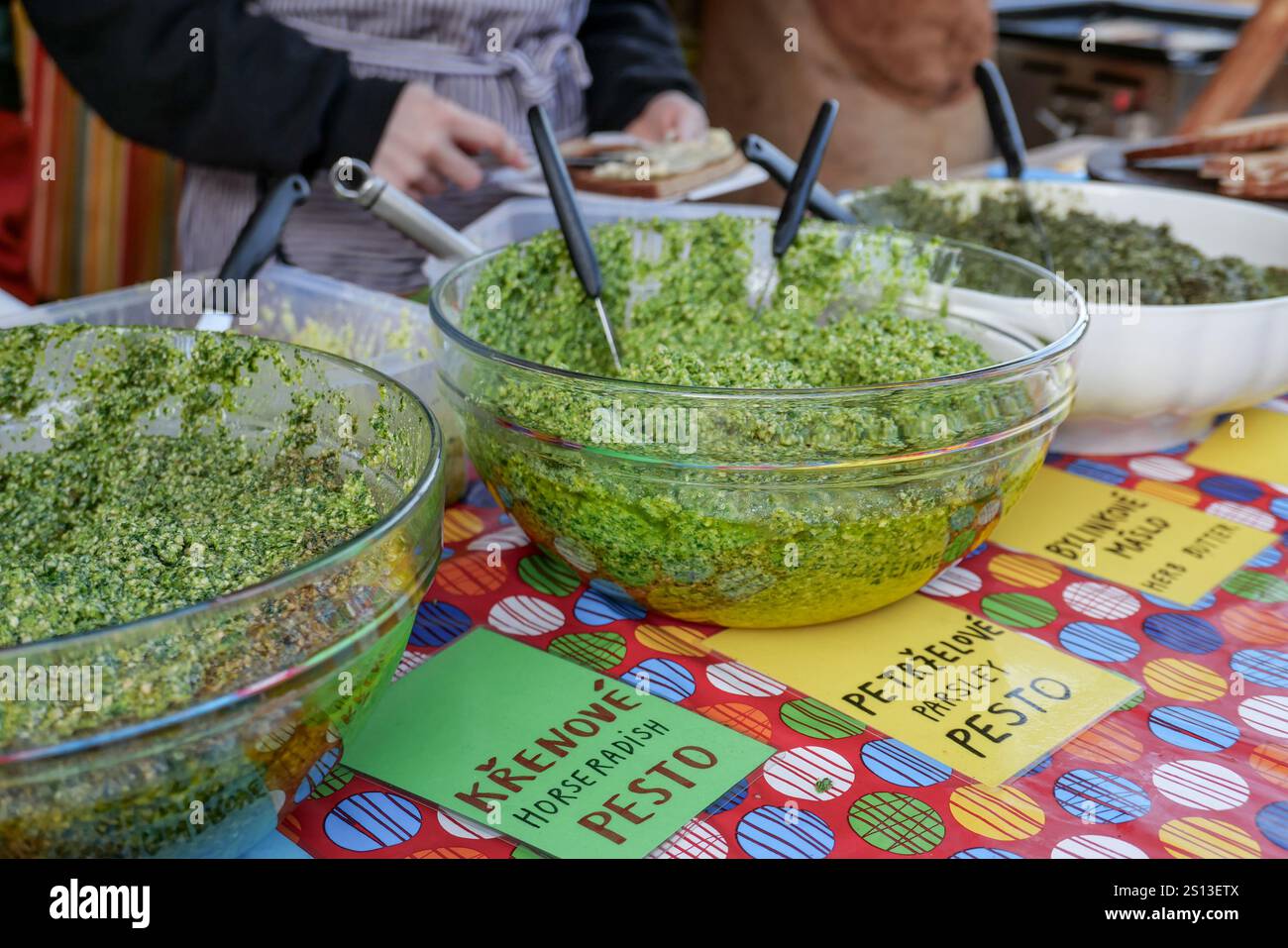 Des bols colorés de divers pestos sont exposés sur un marché de fermiers animé de Prague. Les fournisseurs s'engagent auprès des clients tout en faisant la promotion d'ingrédients frais faits maison provenant de la région. Banque D'Images