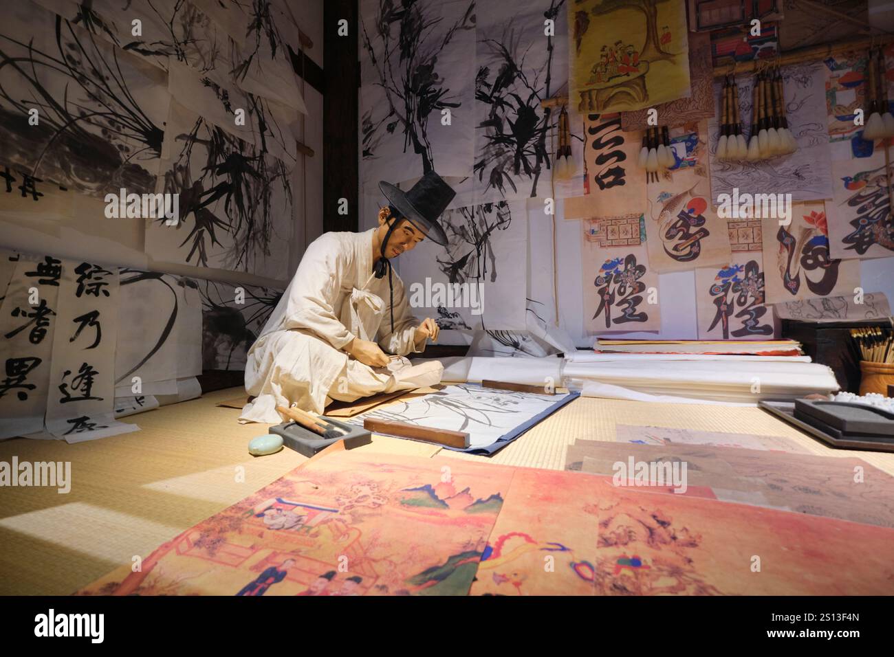 Un vieil homme typique faisant de la calligraphie dans un magasin de Seohwasa, Chaeksa, stalle. Au Musée d'histoire de Séoul à Séoul, Corée du Sud. Banque D'Images