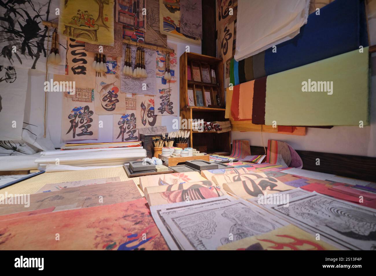 Art, fournitures de calligraphie dans un vieux magasin typique de Seohwasa, Chaeksa, étal. Au Musée d'histoire de Séoul à Séoul, Corée du Sud. Banque D'Images