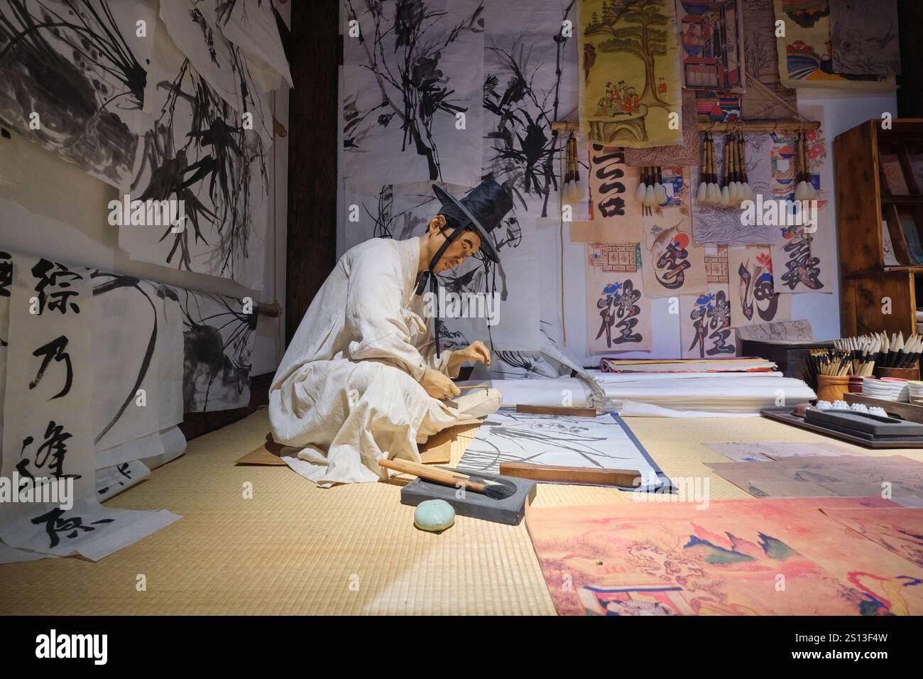 Un vieil homme typique faisant de la calligraphie dans un magasin de Seohwasa, Chaeksa, stalle. Au Musée d'histoire de Séoul à Séoul, Corée du Sud. Banque D'Images