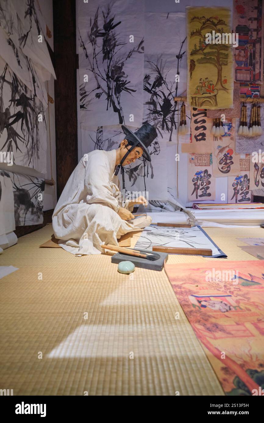 Un vieil homme typique faisant de la calligraphie dans un magasin de Seohwasa, Chaeksa, stalle. Au Musée d'histoire de Séoul à Séoul, Corée du Sud. Banque D'Images