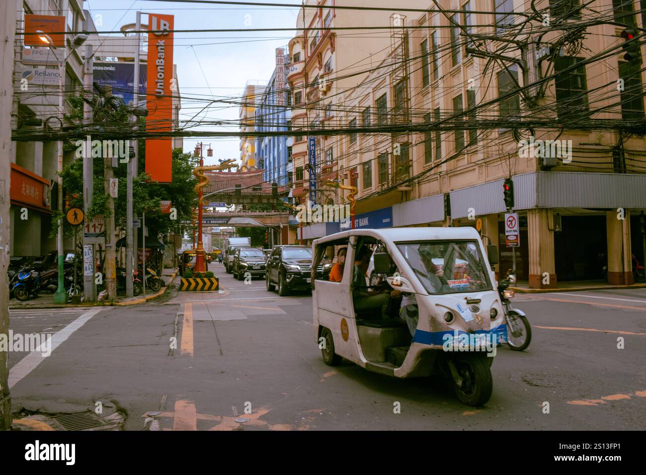 Binondo, Manille, Philippines. 17 novembre 2022. Trafic urbain dans le quartier chinois de Manille. Banque D'Images