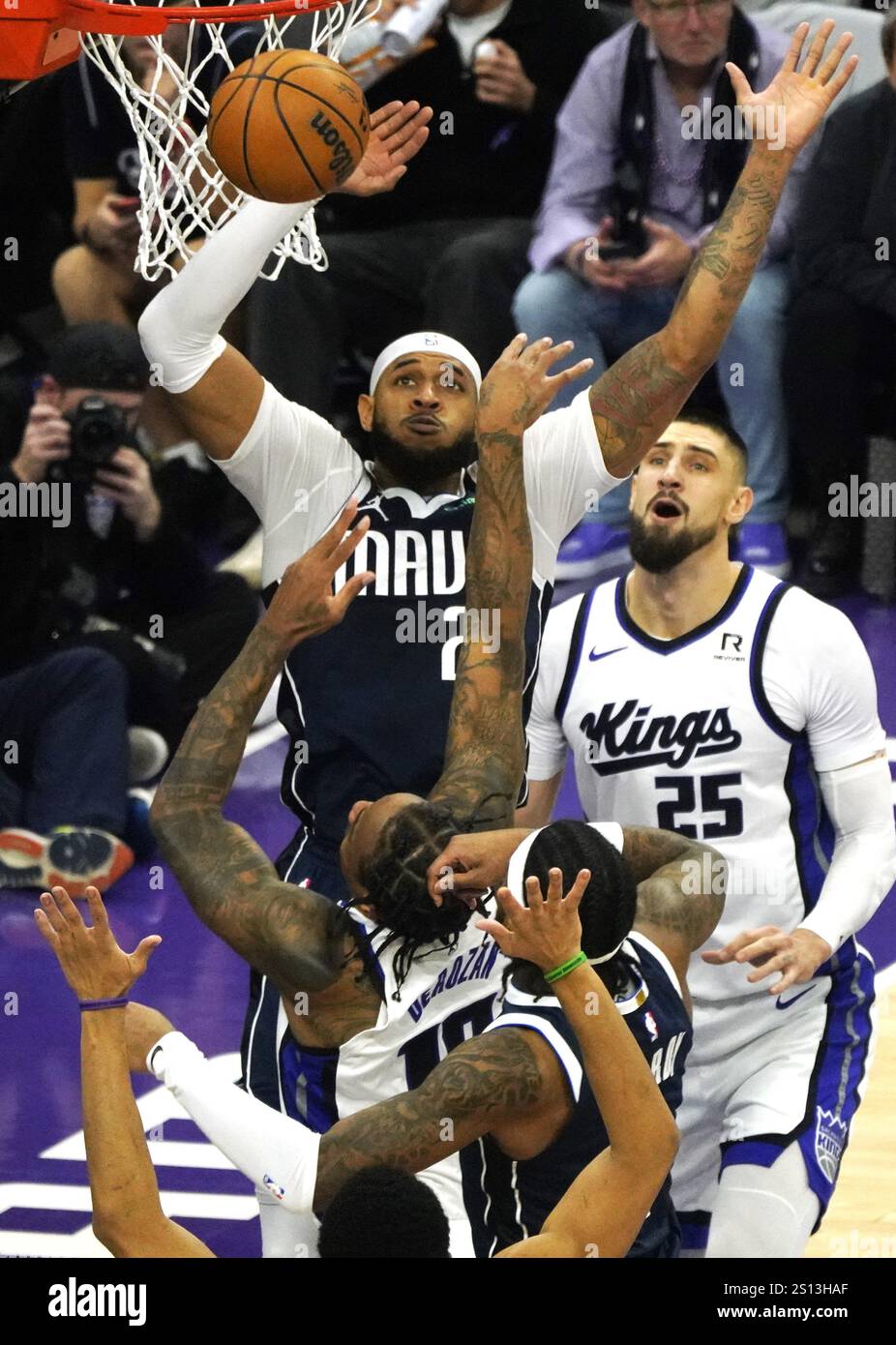 Sacramento, États-Unis. 30 décembre 2024. DeMar DeRozan (C) des Sacramento Kings participe au match de saison régulière de la NBA entre les Sacramento Kings et les Dallas Mavericks à Sacramento, aux États-Unis, le 30 décembre 2024. Crédit : Wu Xiaoling/Xinhua/Alamy Live News Banque D'Images