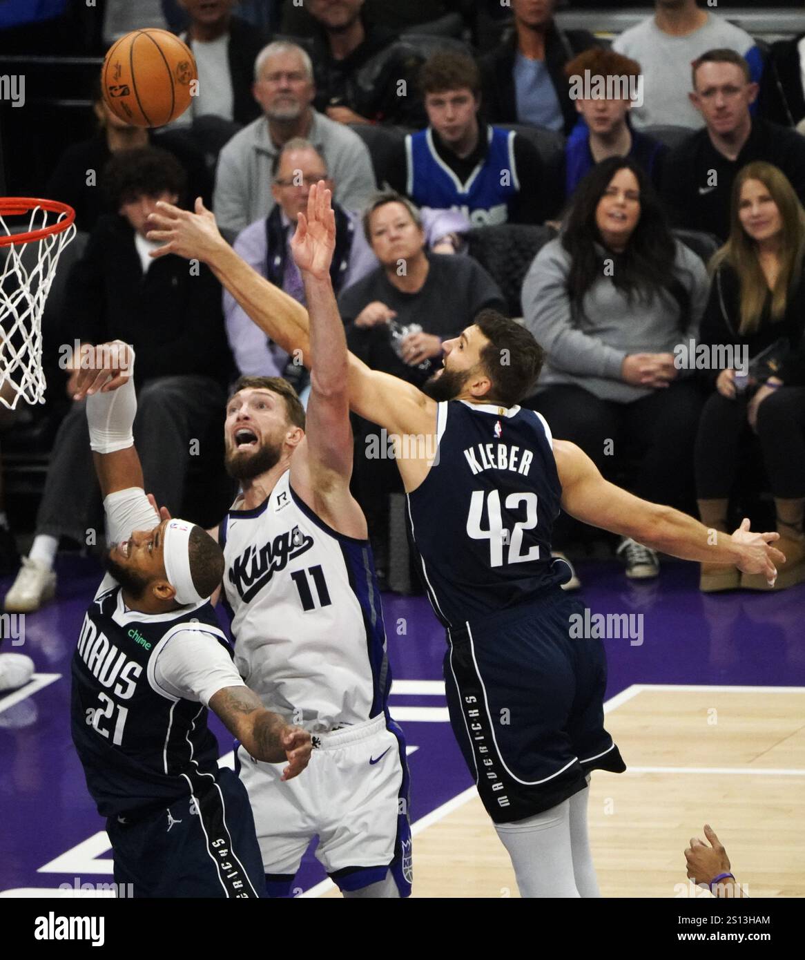 Sacramento, États-Unis. 30 décembre 2024. Domantas Sabonis (C) des Sacramento Kings participe au match de saison régulière de la NBA entre les Sacramento Kings et les Dallas Mavericks à Sacramento, aux États-Unis, le 30 décembre 2024. Crédit : Wu Xiaoling/Xinhua/Alamy Live News Banque D'Images