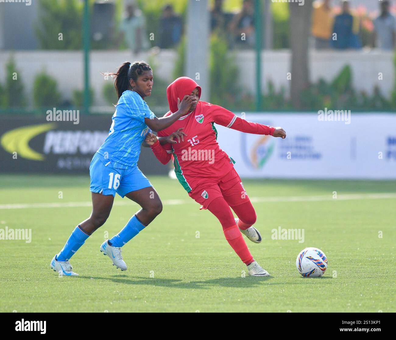 Bengaluru, Inde. 30 décembre 2024. Le Centre Padukone-Dravid pour l’excellence sportive à Bengaluru a été témoin d’une impressionnante démonstration de points alors que l’équipe féminine de football de l’Inde a dominé les Maldives avec une victoire stupéfiante de 14-0 lors de son premier match amical international lundi. Bengaluru, Inde. Crédit : Ranjith Kumar/Alamy Live News. Banque D'Images