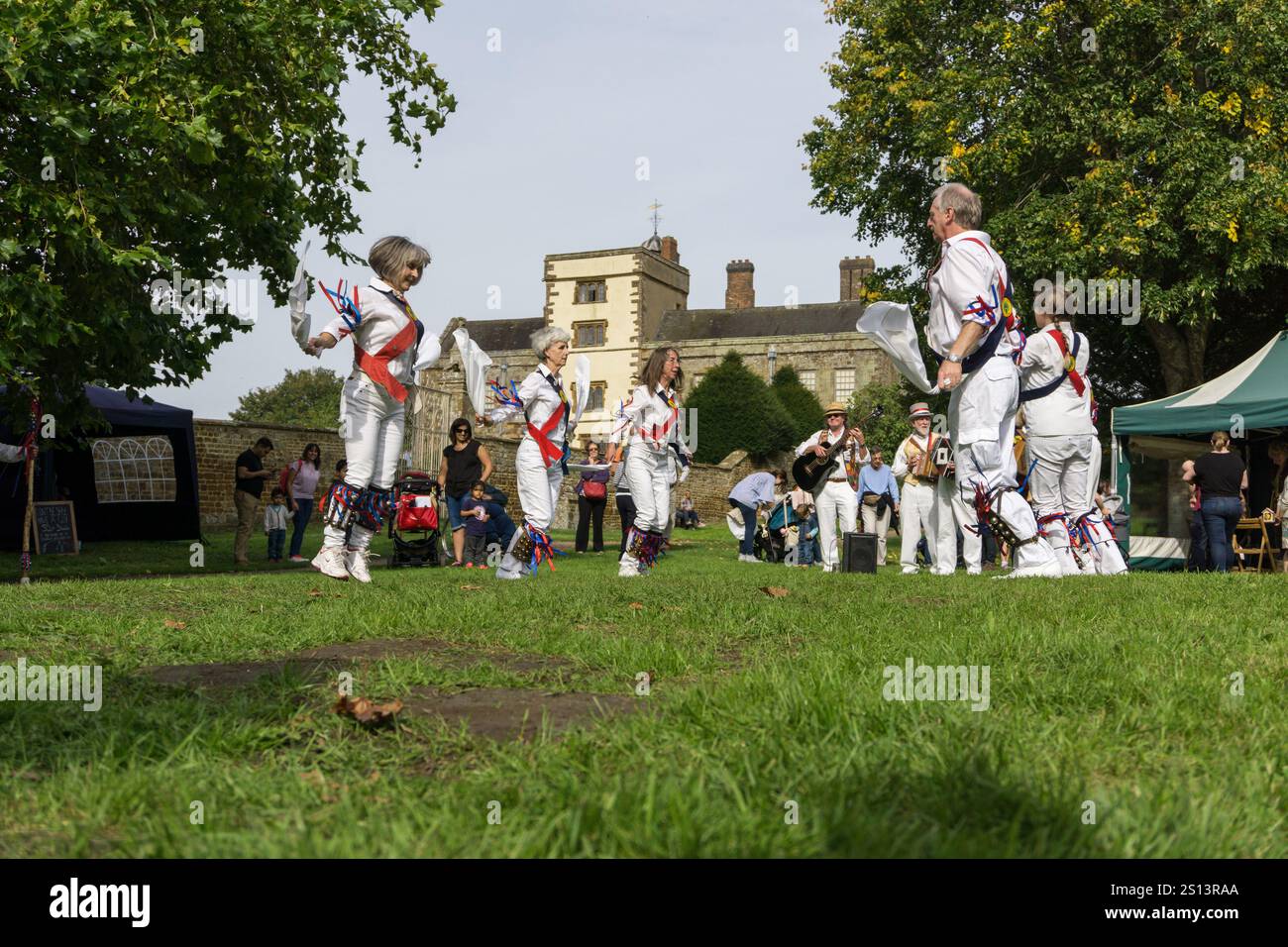 Danseurs Morris hommes et femmes se produisant à une foire country, Canons Ashby, Northamptonshire, Royaume-Uni Banque D'Images