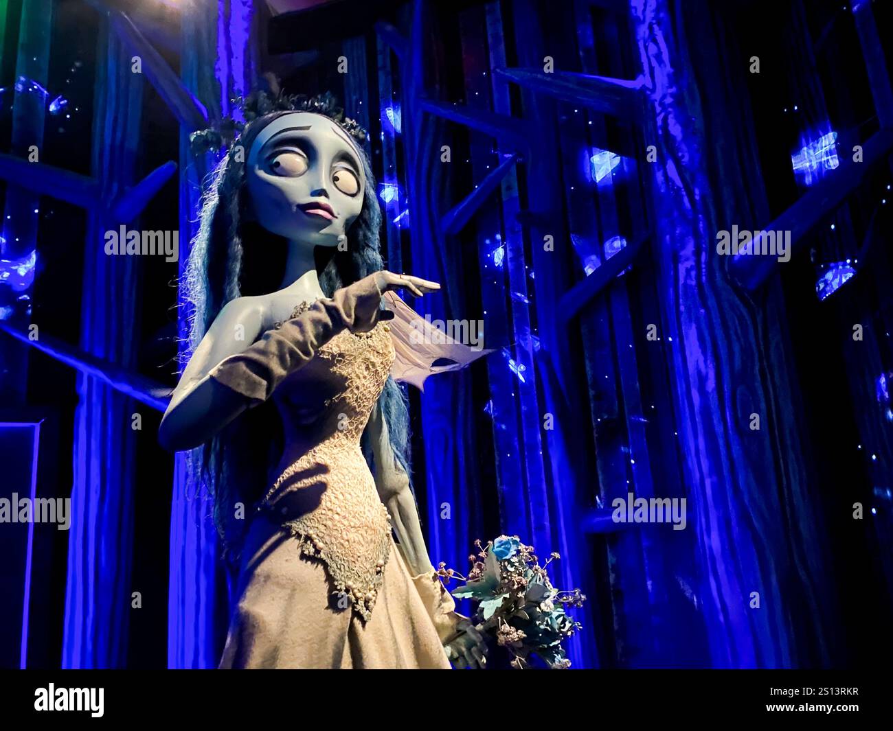 Milan, Italie. 30 décembre 2024. La statue d'Emily de Corpse bride est exposée à l'exposition labyrinthe de Tim Burton à Fabbrica del Vapore à Milan, Italie, le 2024 décembre (photo de Mairo Cinquetti/NurPhoto). Crédit : NurPhoto SRL/Alamy Live News Banque D'Images