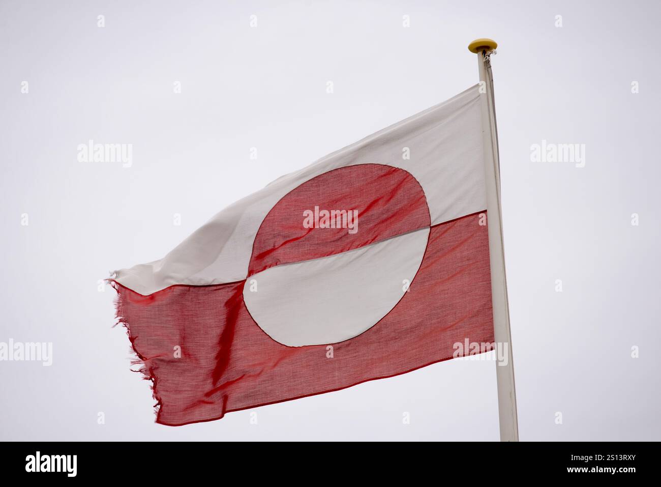 Une représentation étonnante du drapeau groenlandais avec son emblématique motif rouge et blanc. Les formes semi-circulaires du drapeau symbolisent le soleil et la glace, réf Banque D'Images