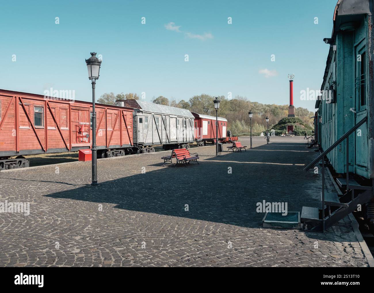 Gare du début du XXe siècle : vieux wagons à quai pavé avec lanternes et bancs. Mémorial Kruty Heroes avec colonne et plate-forme ferroviaire. Banque D'Images