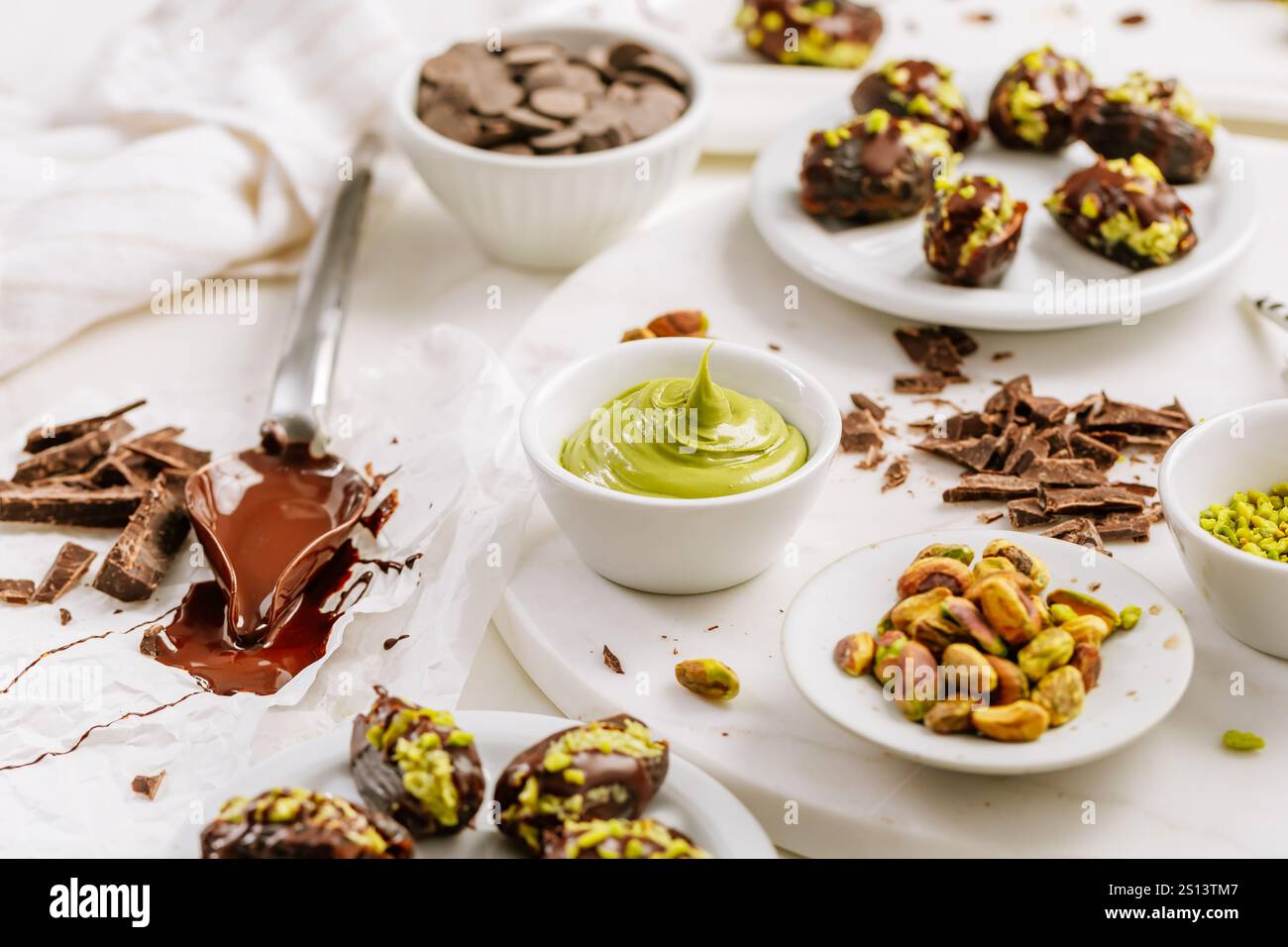 Préparation d'un dessert exquis, dattes fourrées de mousse de pistache, alternative à la barre de chocolat populaire de Dubaï Banque D'Images