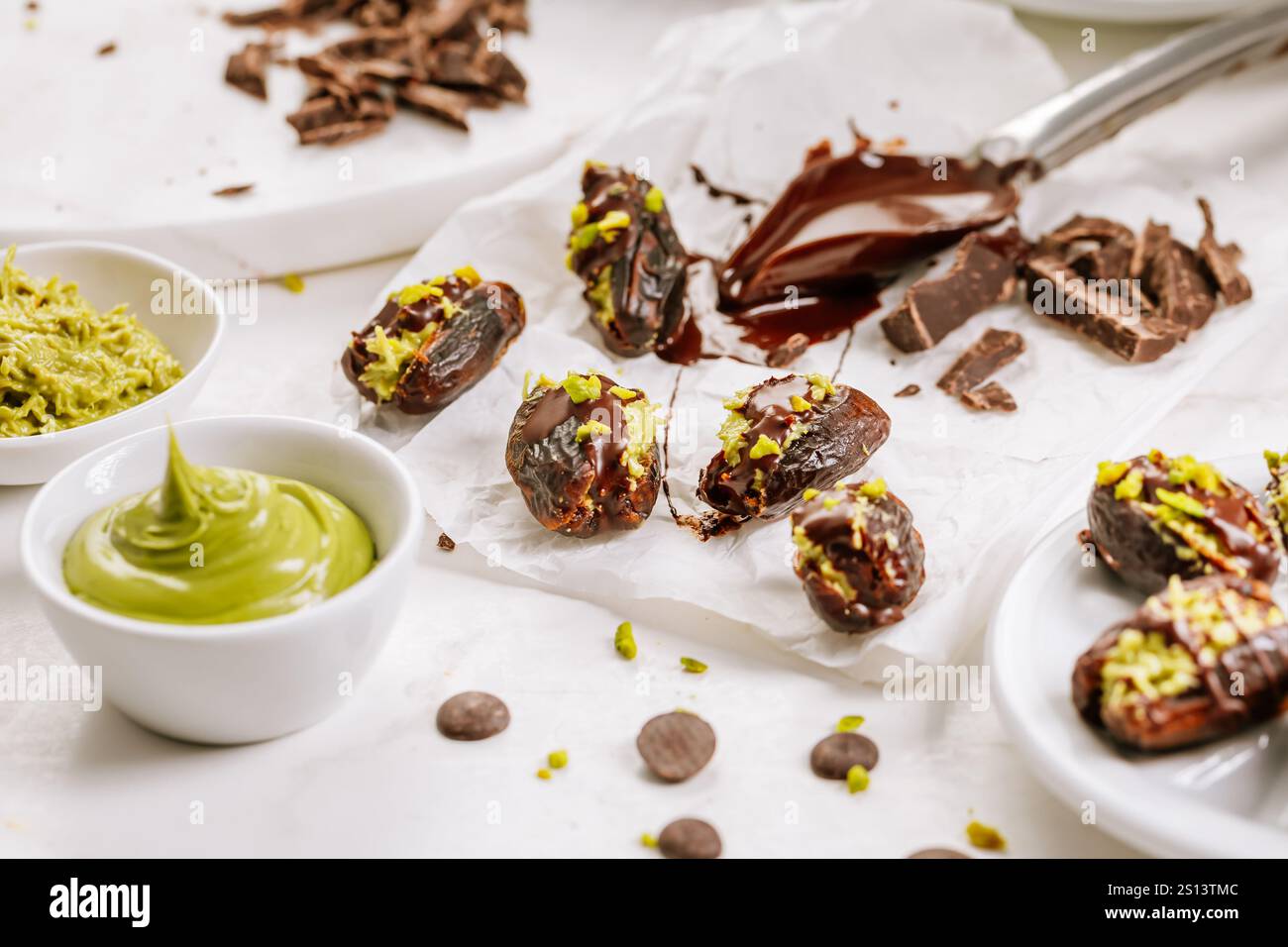 Préparation d'un dessert exquis, dattes fourrées de mousse de pistache, alternative à la barre de chocolat populaire de Dubaï Banque D'Images