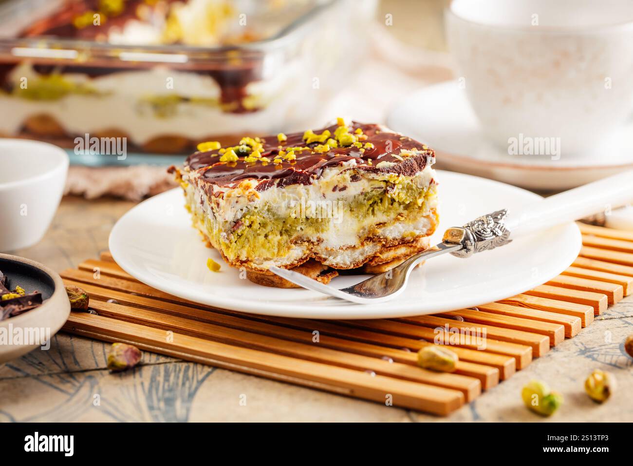 Tiramisu maison avec mousse de pistache et chocolat noir Banque D'Images