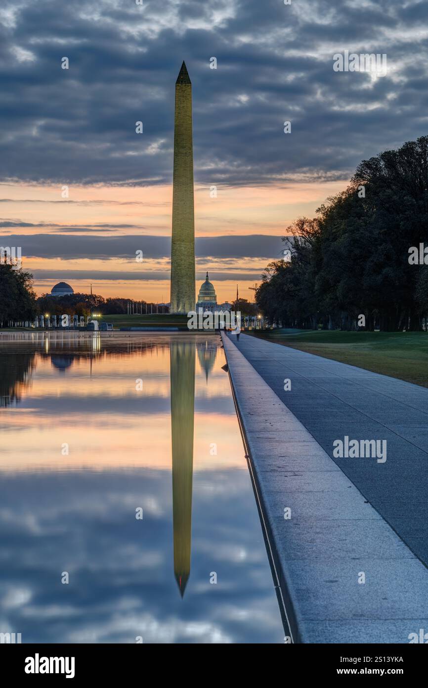 Le Washington Monument illuminé avant le lever du soleil avec le Capitole à l'arrière Banque D'Images