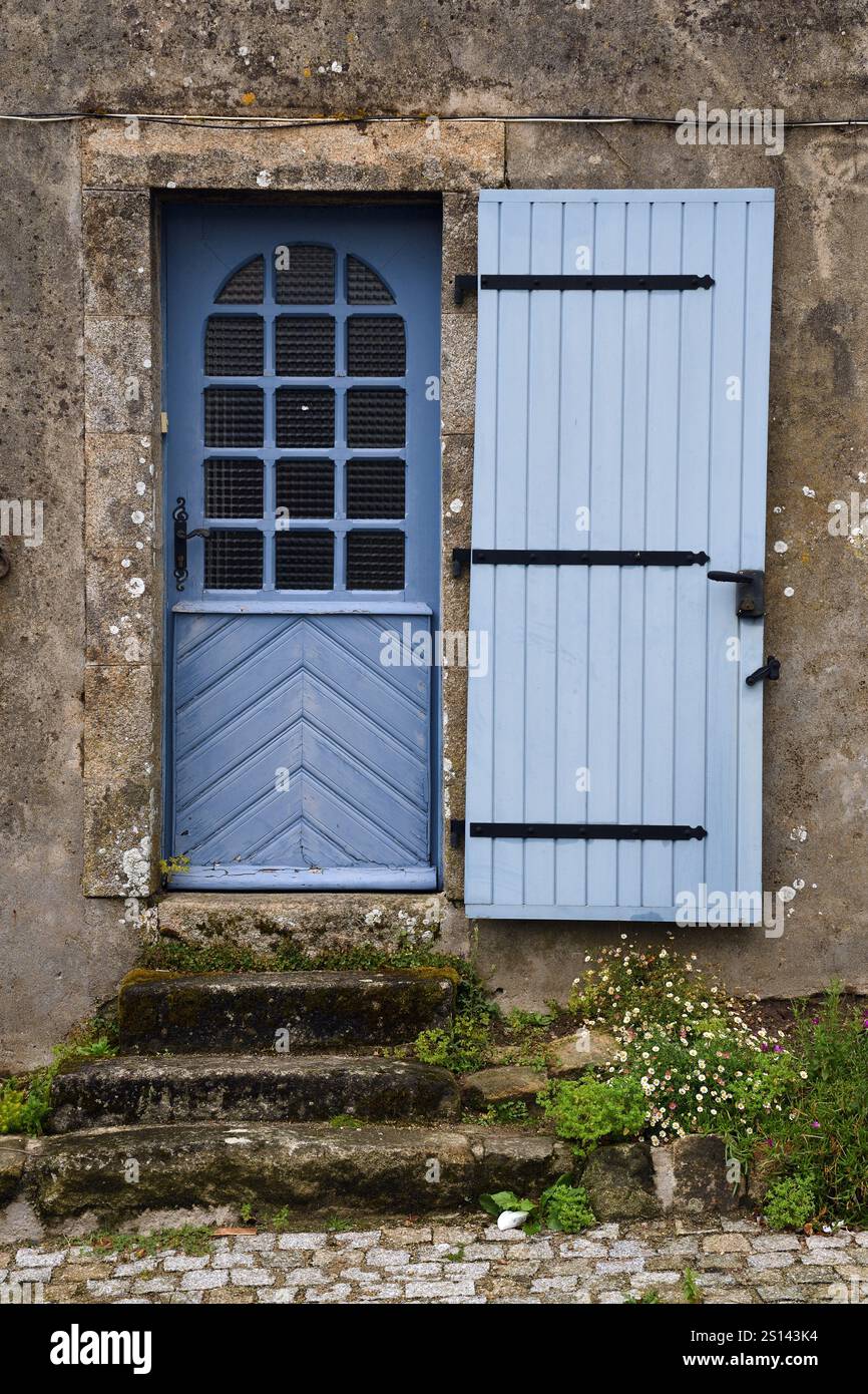 Ancienne porte d'entrée avec volet, France, Bretagne, Finistère, Locronan Banque D'Images