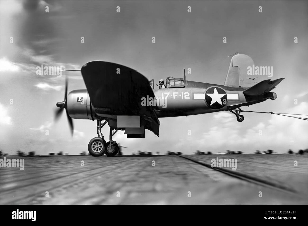 Un Vought F4U Corsair attrape le câble lors de l'atterrissage d'un transporteur. Un avion de chasse américain principalement de la seconde Guerre mondiale et de la guerre de Corée, il a été conçu et principalement exploité comme un avion de porte-avions avec l'US Navy et les Marines. L'un des chasseurs-bombardiers les plus capables de la guerre, certains pilotes japonais le considéraient comme le chasseur américain le plus redoutable. Le Corsair a servi presque exclusivement comme chasseur-bombardier tout au long de la guerre de Corée et pendant les guerres coloniales françaises en Indochine et en Algérie. Banque D'Images