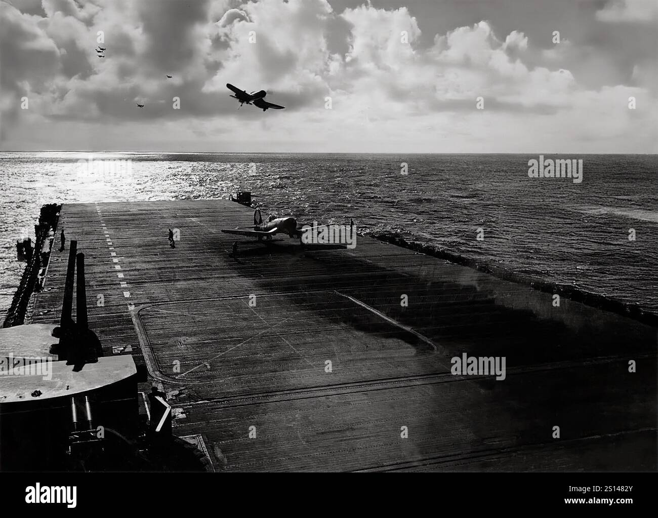 Vought F4U Corsaires approchant du pont du porte-avions USS Franklin. Un avion de chasse américain principalement de la seconde Guerre mondiale et de la guerre de Corée, il a été conçu et principalement exploité comme un avion de porte-avions avec l'US Navy et les Marines. L'un des chasseurs-bombardiers les plus capables de la guerre, certains pilotes japonais le considéraient comme le chasseur américain le plus redoutable. Le Corsair a servi presque exclusivement comme chasseur-bombardier tout au long de la guerre de Corée et pendant les guerres coloniales françaises en Indochine et en Algérie. Banque D'Images