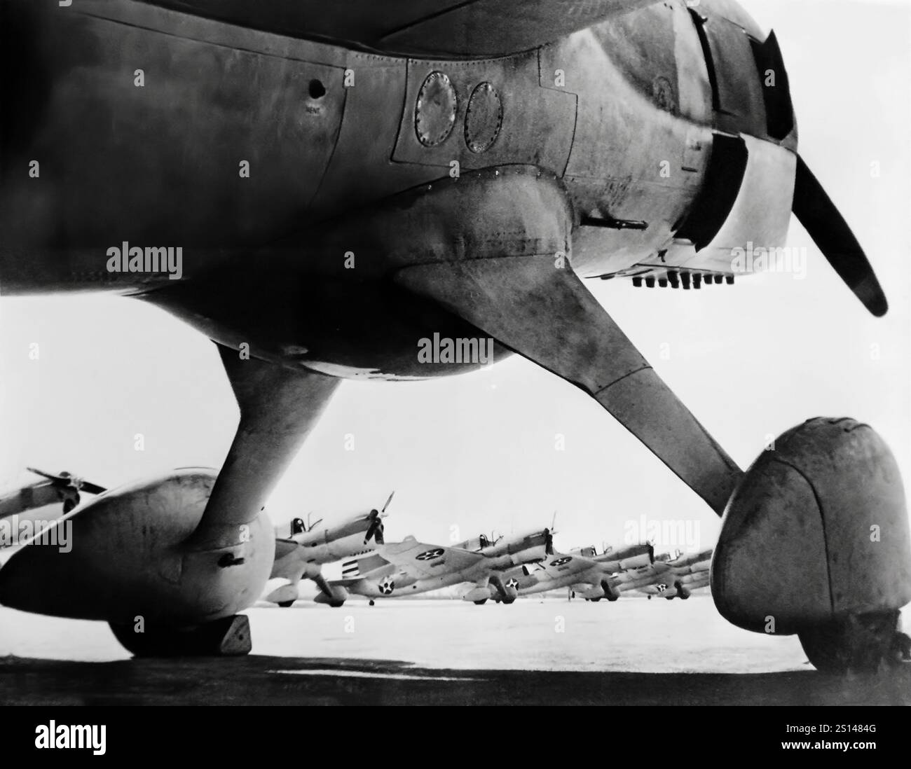 Curtiss SO3C Seamews est devenu le scout standard de l'United States Navy. Curtiss nomma le SO3C The Seamew mais en 1941, l'US Navy commença à l'appeler Seagull, le même nom que l'avion qu'il remplaça (le Curtiss SOC biplan), causant une certaine confusion. La Royal Navy britannique a conservé le nom de Curtiss, Seamew, pour les SO3C qu'ils commandaient. L'une des principales exigences de conception de l'US Navy était que le remplacement du SOC Seagull devait être capable de fonctionner à la fois à partir de navires de mer avec un flotteur central unique et à partir de bases terrestres avec le flotteur remplacé par un train d'atterrissage à roues. Banque D'Images