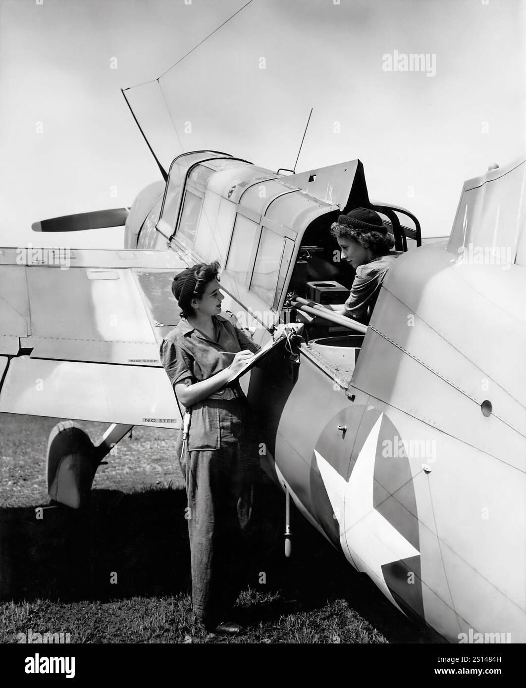 Une Curtiss SO3C Seamew avec des dames WRNS en 1943. Développé en tant que scout d'hydravion standard de l'United States Navy, Curtiss nomma le SO3C The Seamew mais en 1941, l'US Navy commença à l'appeler Seagull, le même nom que l'avion qu'il remplaça (le biplan Curtiss SOC), causant une certaine confusion. La Royal Navy britannique a conservé le nom de Curtiss, Seamew, pour les SO3C qu'ils commandaient. L'une des principales exigences de conception de l'US Navy était que le remplacement du SOC Seagull devait être capable de fonctionner à la fois à partir de navires de mer avec un flotteur central unique et à partir de bases terrestres avec un train d'atterrissage à roues. Banque D'Images