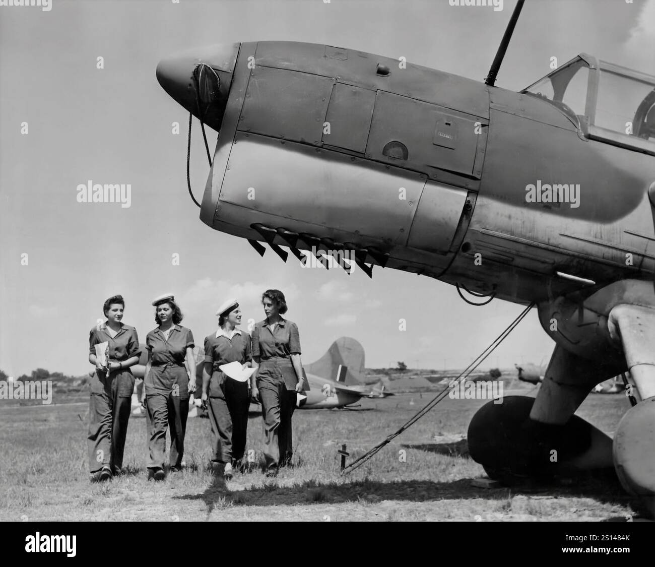 Une Curtiss SO3C Seamew avec WRNS en 1943. Développé en tant que scout d'hydravion standard de l'United States Navy, Curtiss nomma le SO3C The Seamew mais en 1941, l'US Navy commença à l'appeler Seagull, le même nom que l'avion qu'il remplaça (le biplan Curtiss SOC), causant une certaine confusion. La Royal Navy britannique a conservé le nom de Curtiss, Seamew, pour les SO3C qu'ils commandaient. L'une des principales exigences de conception de l'US Navy était que le remplacement du SOC Seagull devait être capable de fonctionner à la fois à partir de navires de mer avec un flotteur central unique et à partir de bases terrestres avec un train d'atterrissage à roues. Banque D'Images