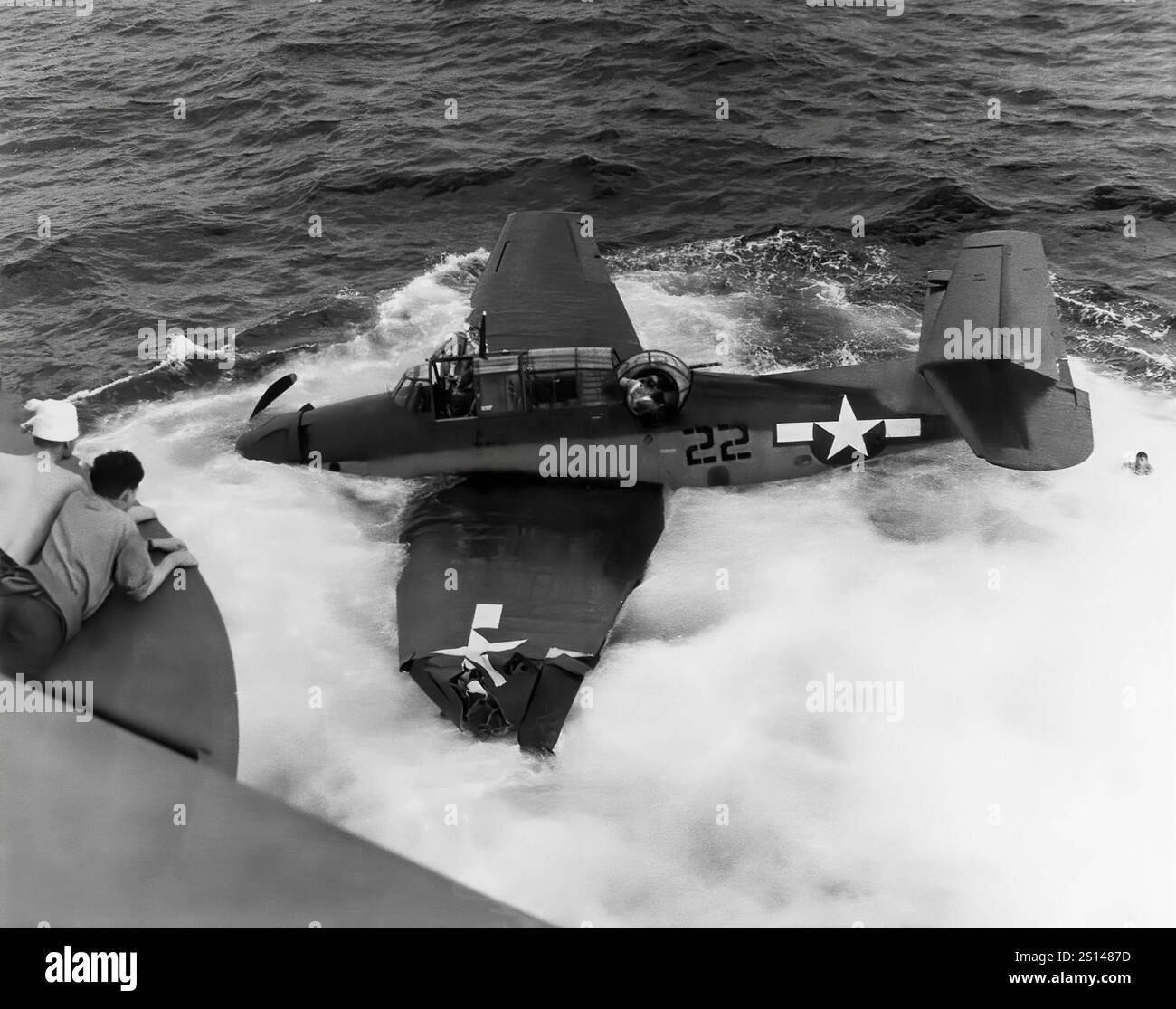 Un Grumman TBF Avenger en mer suite à un atterrissage accidenté d'un porte-avions. Un bombardier-torpilleur américain datant de la seconde Guerre mondiale a été développé initialement pour la marine américaine et le corps des Marines, mais a finalement été utilisé par plusieurs services aériens et navals dans le monde entier. Il entra en service aux États-Unis en 1942 et participa pour la première fois à la bataille de Midway. Malgré la perte de cinq des six Avengers lors de ses débuts au combat, il survit en service pour devenir le bombardier-torpilleur le plus utilisé de la IIe Guerre mondiale Banque D'Images