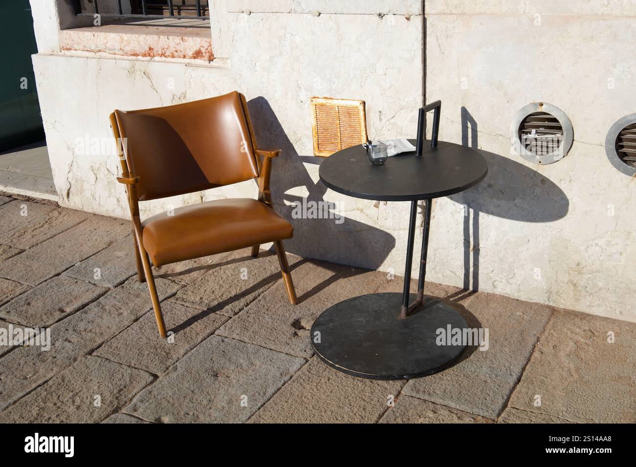 Venise, Italie. 26 décembre 2024. Une chaise et une table avec du café et une cigarette sur. Banque D'Images