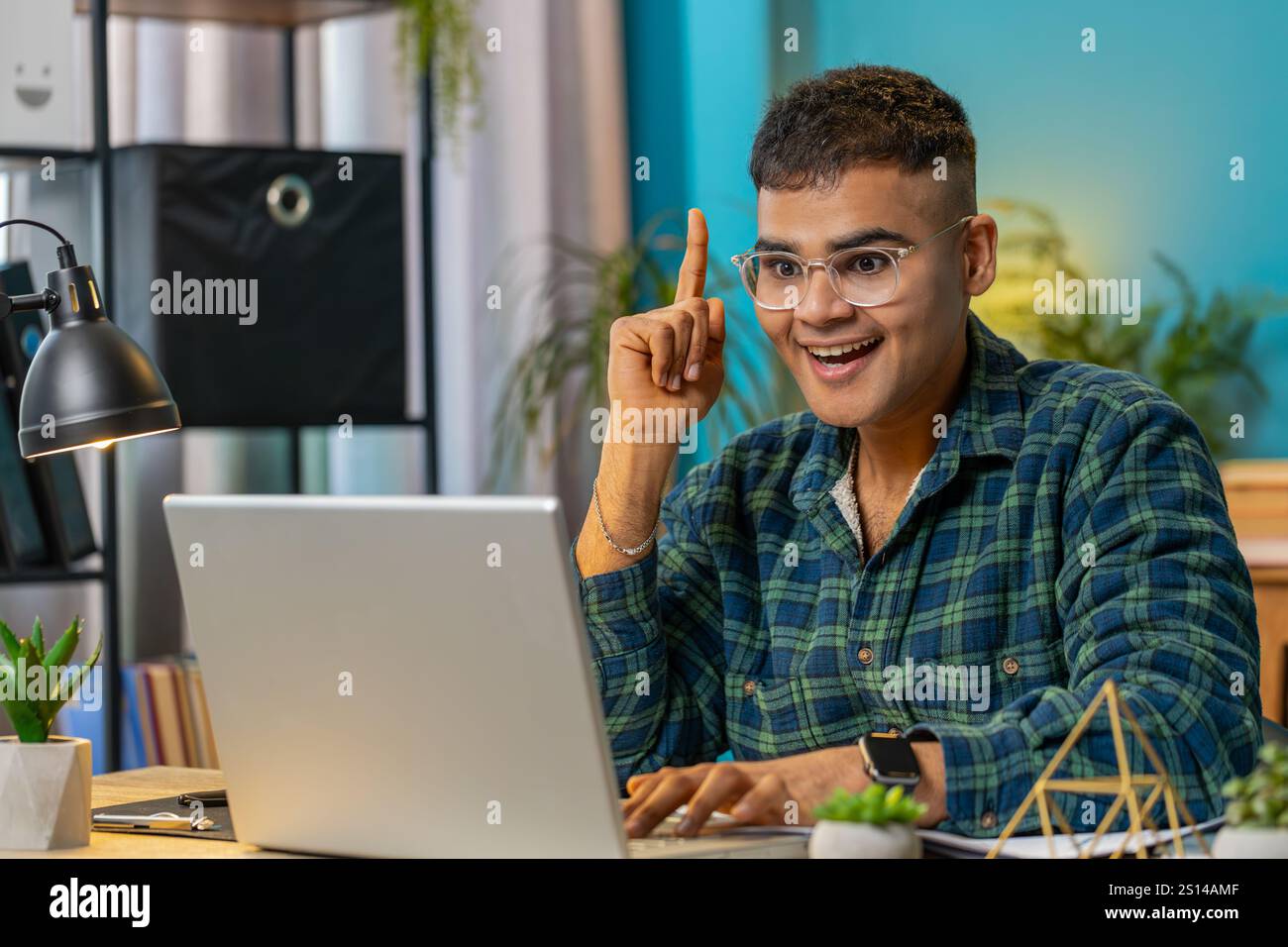 Eureka. Réfléchi homme indien inspiré travaillant sur un ordinateur portable faire un geste lève le doigt venu avec un plan créatif se sent excité avec une bonne idée inspiration motivation, question au bureau à domicile. Style de vie Banque D'Images